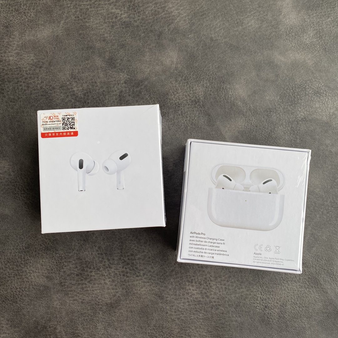 安福自取💰150 放店私聊! 苹果AirPodsPro三代耳机 京东升级版本! 原厂黑网罩+开孔降噪网 重量同步正品56g! 络达高配芯片 真实降噪通透模式 随意切换! 设置随意改名跟定位 带IPX4防水功能! 按压切歌操作 三真电量显示 ACC无损解码! 配套四个原装带网耳塞 配件同步正品! 耳机充满可使用3-4小时,电池盒待机72小时! 赠送专用无线充电盘 保护壳 京东防伪标 京东发票 发货袋等全套配件!