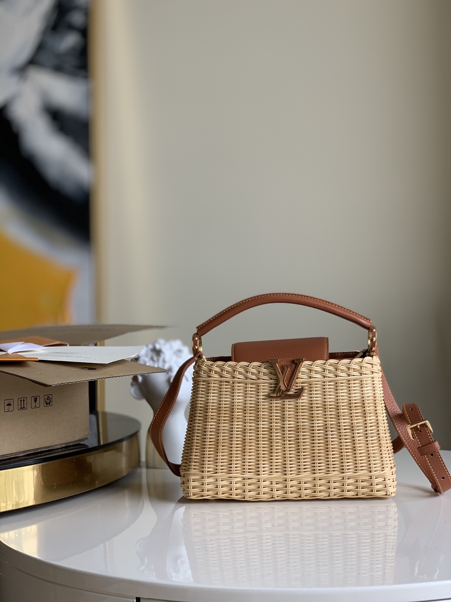 NO:395824,【Exclusive real photo M56126】Capucines handbags are classic and elegant, made of full-grain Taurillon leather, combining exquisite and elegant detailed design, including moderate hardness handles, gorgeous buckles connecting the handles, as well as spacious and practical shapes and two inner compartments. Naying Snakeskin wrists, Naying Snakeskin wrists full-skin women's bag brown oo[handshake][handshake] Its unique hanging cover has two ways to use it to display Monogram flower pattern, and when placed inside the bag, the initial letter can be exposed. Size, 27-18-10.,LV【Original leather】,louis vuitton, snakeskin19860909【独家实拍M56126】Capucines手袋经典、优雅,以全粒面 Taurillon 皮革制成,结合了精致优雅的细节设计,包括硬度适中的手柄、连接手柄的华丽扣环,以及宽敞而实用的造型和两个内隔层.那英蛇皮手腕,那英蛇皮手腕全皮女包棕色oo[握手][握手]其别具特色的垂盖有两种使用方式置于包外可显出 Monogram 花朵图案,置于包内则可露出 首字母.尺寸,27-18-10 .,LV【原厂皮】,louis vuitton,snakeskin,Bag