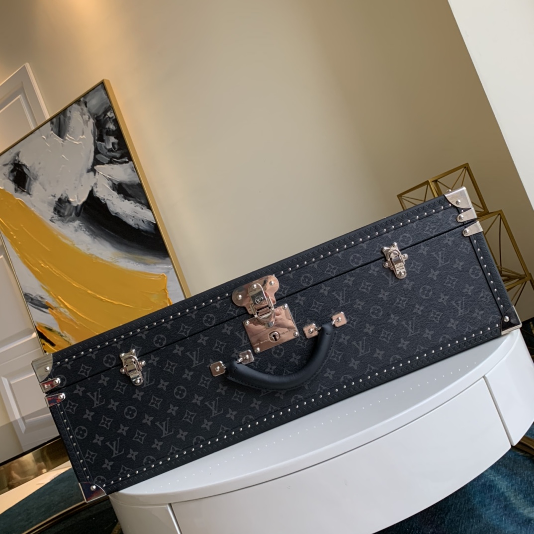 NO:395826,LOUIS VUITTON Louis Vuitton See these hard boxes!  !  !  !  Goose Niang only has two words in her mind, 'You're good at ah ah ah ah ah ah ah ah'. After all, they are all customized Louis Vuitton models. If these boxes (LOUIS VUITTON) are placed on Beijing display cabinets, most people can't get in. LV launches travel hard boxes of different materials and uses every year, and the once customized particularly popular styles will also be copied. The most awesome thing about Louis Vuitton is to think of everything you haven't thought of. Louis Vuitton mainly uses exquisite handmade methods, custom-made hardware, and a perfect hard box for high-end fabrics. If you want to show off yourself and have such conditions, Louis Vuitton's travel hard boxes. You deserve 80cm, LV [original leather], louis vuitton, louis vuitton, louis vuitton19860909LOUIS VUITTON路易威登 看到这些硬箱！！！！ 鹅娘心里只有俩个字“有品啊啊啊啊啊啊”. 毕竟全都是路易威登定制款. 这些箱子（LOUIS VUITTON）要是放在了北京展柜上,一般人儿进不去.LV每年都会推出不同材质和用途的旅行硬箱,曾经定制的特别受欢迎的款式也会进去复刻. 路易威登最牛的地方就是把你还没想到的地方通通想到了,  路易威登主要是手工精致做法,顶级五金定制,高级面料所采取的一款完美硬箱. 要是想张扬一下自己并且拥有这样的条件. 路易威登的旅行硬箱.  你值得拥有 80cm,LV【原厂皮】,louis vuitton,louis vuitton,louis vuitton,Bag