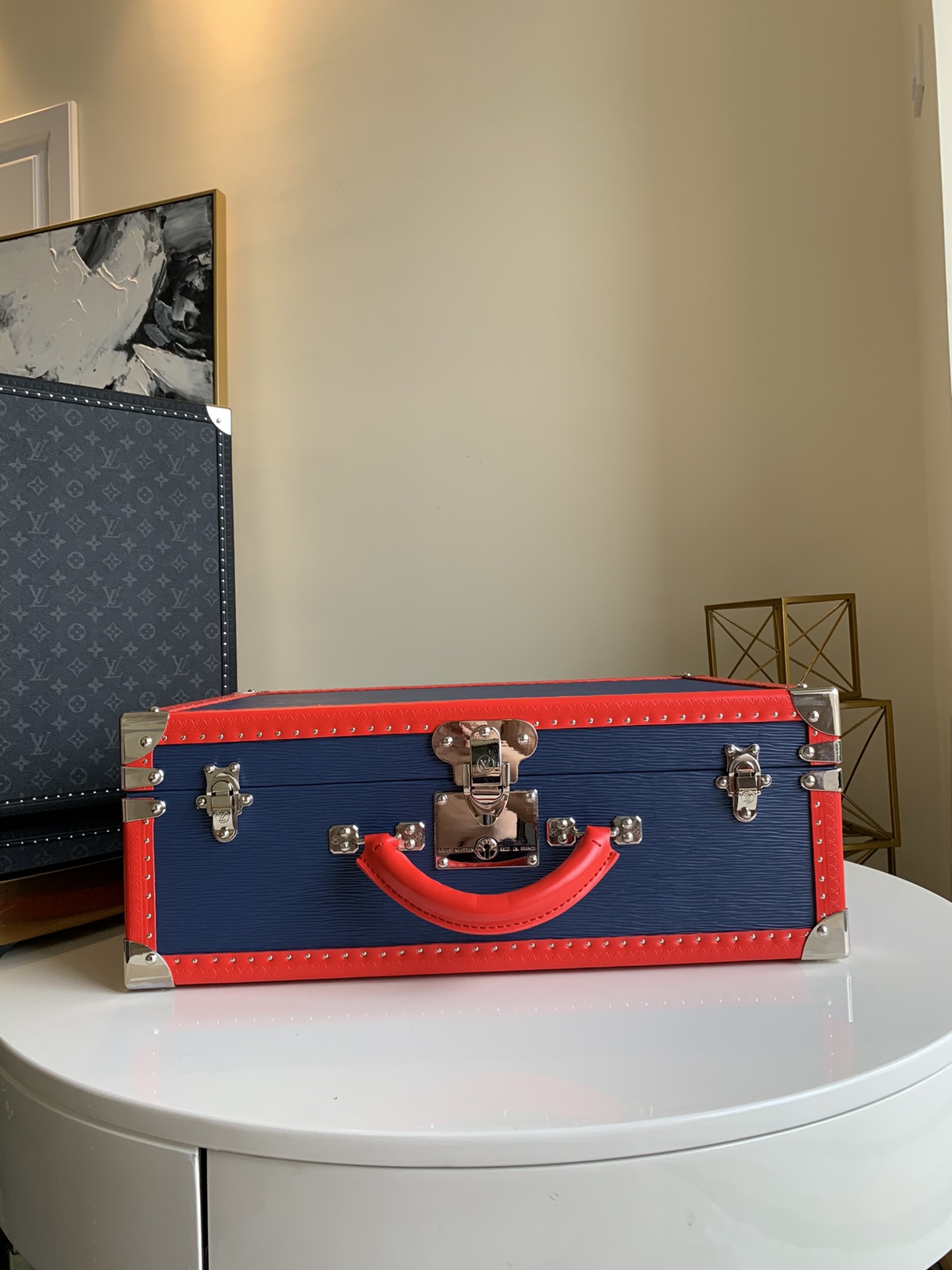 NO:395828,LOUIS VUITTON Louis Vuitton See these hard boxes!  !  !  !  Goose Niang only has two words in her mind, 'You're good at ah ah ah ah ah ah ah ah'. After all, they are all customized Louis Vuitton models. If these boxes (LOUIS Vuitton) are placed on Beijing display cabinets, most people can't get in. LV launches travel hard boxes of different materials and uses every year, and the once customized particularly popular styles will also be copied. The most awesome thing about Louis Vuitton is to think of everything you haven't thought of. Louis Vuitton mainly uses exquisite handmade methods, custom-made hardware, and a perfect hard box for high-end fabrics. If you want to show off yourself and have such conditions, Louis Vuitton travel hard boxes. You deserve 50cm, LV [original leather], louis vuitton, louis vuitton, louis vuitton, louis vuitton19860909LOUIS VUITTON路易威登 看到这些硬箱！！！！ 鹅娘心里只有俩个字“有品啊啊啊啊啊啊”. 毕竟全都是路易威登定制款. 这些箱子（LOUIS VUITTON）要是放在了北京展柜上,一般人儿进不去.LV每年都会推出不同材质和用途的旅行硬箱,曾经定制的特别受欢迎的款式也会进去复刻. 路易威登最牛的地方就是把你还没想到的地方通通想到了,  路易威登主要是手工精致做法,顶级五金定制,高级面料所采取的一款完美硬箱. 要是想张扬一下自己并且拥有这样的条件. 路易威登的旅行硬箱.  你值得拥有 50cm,LV【原厂皮】,louis vuitton,louis vuitton,louis vuitton,Bag