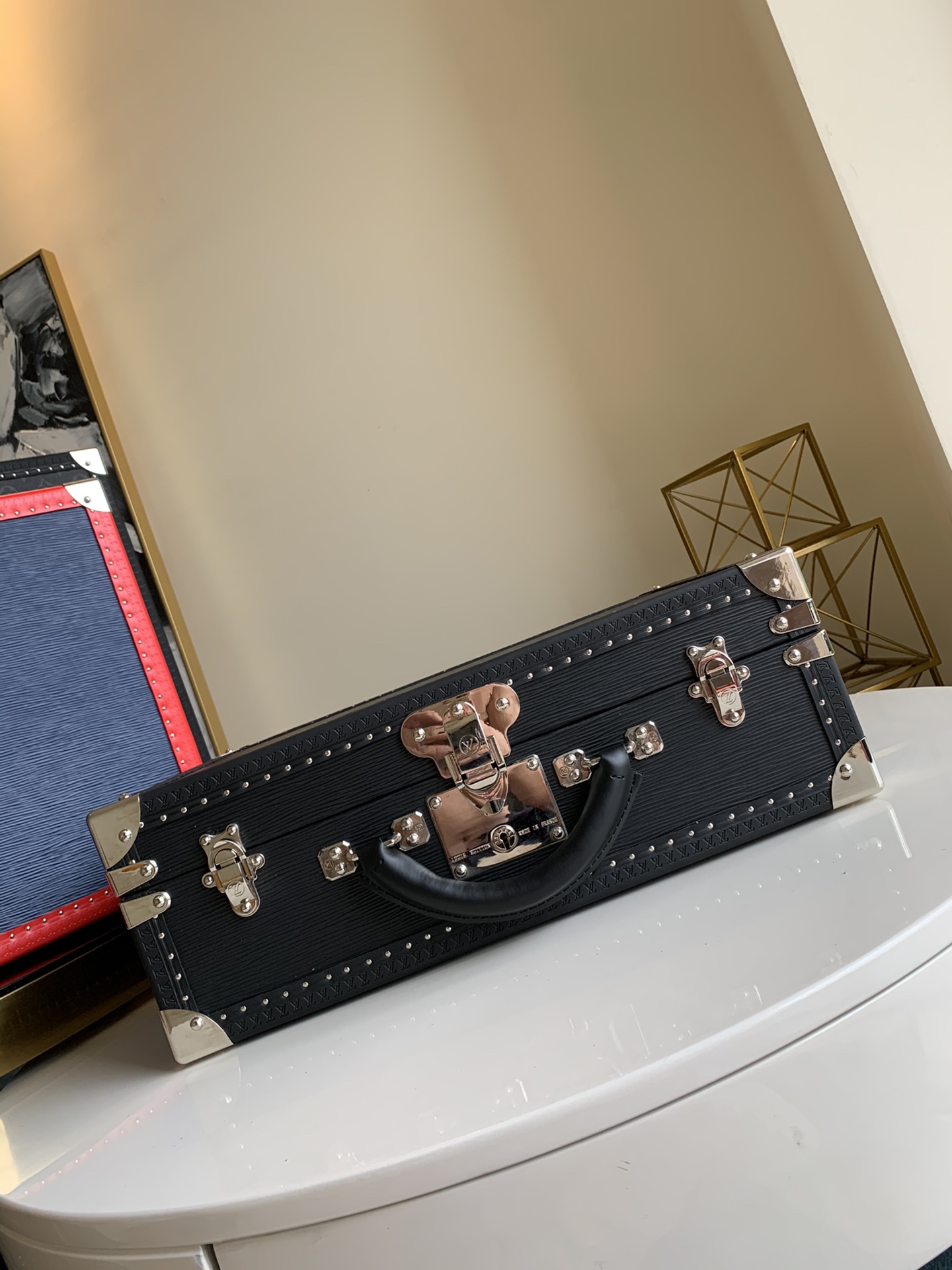 NO:395830,LOUIS VUITTON Louis Vuitton See these hard boxes!  !  !  !  Goose Niang only has two words in her mind, 'You're good at ah ah ah ah ah ah ah ah'. After all, they are all customized Louis Vuitton models. If these boxes (LOUIS Vuitton) are placed on Beijing display cabinets, most people can't get in. LV launches travel hard boxes of different materials and uses every year, and the once customized particularly popular styles will also be copied. The most awesome thing about Louis Vuitton is to think of everything you haven't thought of. Louis Vuitton mainly uses exquisite handmade methods, custom-made hardware, and a perfect hard box for high-end fabrics. If you want to show off yourself and have such conditions, Louis Vuitton travel hard boxes. You deserve 45cm, LV [original leather], louis vuitton, louis vuitton, louis vuitton, louis vuitton19860909LOUIS VUITTON路易威登 看到这些硬箱！！！！ 鹅娘心里只有俩个字“有品啊啊啊啊啊啊”. 毕竟全都是路易威登定制款. 这些箱子（LOUIS VUITTON）要是放在了北京展柜上,一般人儿进不去.LV每年都会推出不同材质和用途的旅行硬箱,曾经定制的特别受欢迎的款式也会进去复刻. 路易威登最牛的地方就是把你还没想到的地方通通想到了,  路易威登主要是手工精致做法,顶级五金定制,高级面料所采取的一款完美硬箱. 要是想张扬一下自己并且拥有这样的条件. 路易威登的旅行硬箱.  你值得拥有 45cm,LV【原厂皮】,louis vuitton,louis vuitton,louis vuitton,Bag