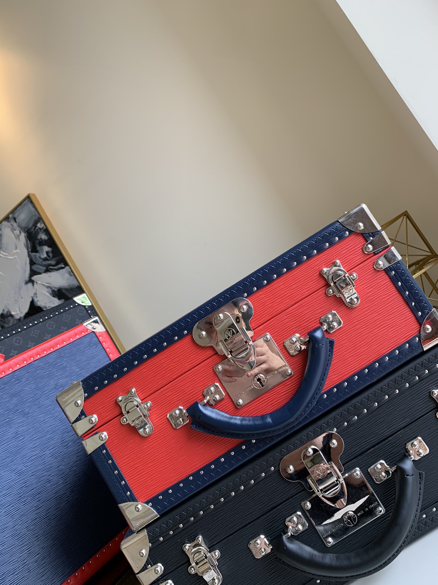 NO:395832,LOUIS VUITTON Louis Vuitton See these hard boxes!  !  !  !  Goose Niang only has two words in her mind, 'You're good at ah ah ah ah ah ah ah ah'. After all, they are all customized Louis Vuitton models. If these boxes (LOUIS Vuitton) are placed on Beijing display cabinets, most people can't get in. LV launches travel hard boxes of different materials and uses every year, and the once customized particularly popular styles will also be copied. The most awesome thing about Louis Vuitton is to think of everything you haven't thought of. Louis Vuitton mainly uses exquisite handmade methods, custom-made hardware, and a perfect hard box for high-end fabrics. If you want to show off yourself and have such conditions, Louis Vuitton's travel hard boxes. You deserve 40cm, LV [original leather], louis vuitton, louis vuitton, louis vuitton, louis vuitton19860909LOUIS VUITTON路易威登 看到这些硬箱！！！！ 鹅娘心里只有俩个字“有品啊啊啊啊啊啊”. 毕竟全都是路易威登定制款. 这些箱子（LOUIS VUITTON）要是放在了北京展柜上,一般人儿进不去.LV每年都会推出不同材质和用途的旅行硬箱,曾经定制的特别受欢迎的款式也会进去复刻. 路易威登最牛的地方就是把你还没想到的地方通通想到了,  路易威登主要是手工精致做法,顶级五金定制,高级面料所采取的一款完美硬箱. 要是想张扬一下自己并且拥有这样的条件. 路易威登的旅行硬箱.  你值得拥有 40cm,LV【原厂皮】,louis vuitton,louis vuitton,louis vuitton,Bag