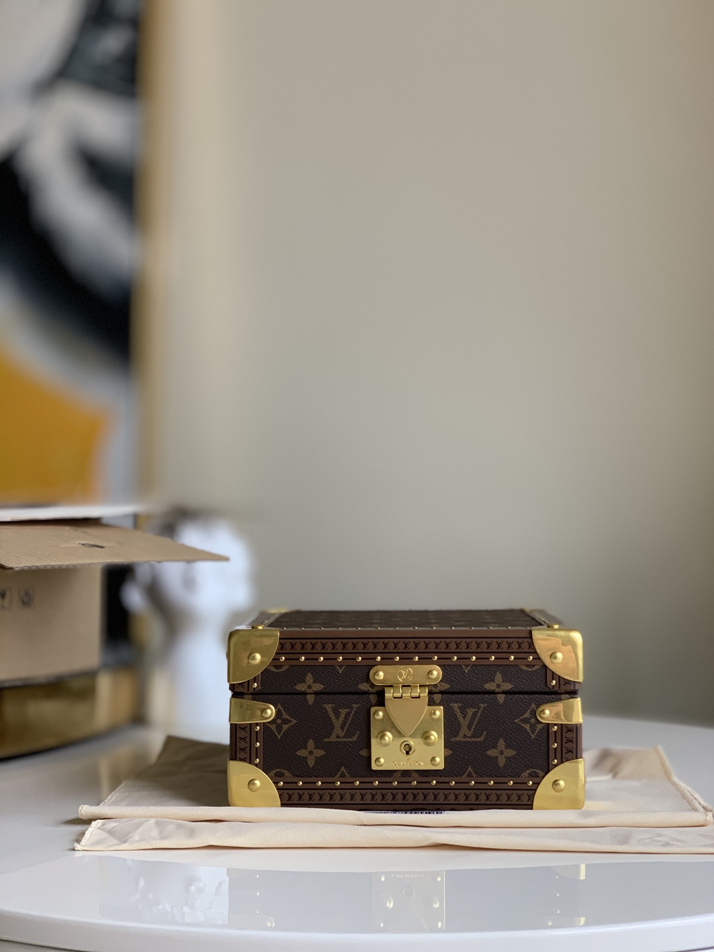 NO:395834,【Exclusive real photo M20040】 Jewelry box Size: 23x11x23cm You can store rings, necklaces, bracelets, earrings and bracelets in layers. It is equipped with small pads to ensure that jewelry is stored properly and comfortable. It is elegant in size, practical in design, safe and reliable, and is a good companion for traveling. - 4 square compartments, which can store earrings - 2 square compartments in the center, which can store large earrings or bracelets/bracelets - 2 longer rectangular compartments, which can store thinner and larger rings - 2 side compartments, which can store bracelets and bracelets - 1 middle compartment, which can store necklaces - gold metal corners - diamond pattern - nail head decoration - S-shaped locks - Monogram canvas - velvet lining - gold metal .,LV [original leather],louis  vuitton,earrings,necklace,bracelet,ring,bracelet19860909【独家实拍M20040】 珠宝盒 尺寸:23x11x23cm 可分层分类存放戒指、项链、手链、耳环与手镯.配有小衬垫,确保珠宝存放妥善舒适.尺寸优雅、设计实用、安全牢靠,是外出旅行的好伴侣. - 4个方形隔层,可存放耳环 - 中心2个方形隔层,可存放大号耳环或手链/手镯 - 2个较长的矩形隔层,可存放较细较大的戒指 - 2个侧边隔层,可存放手镯与手链 - 1个中部隔层,可存放项链 - 金色金属包角 - 菱形纹饰 - 钉头装饰 - S形锁扣 - Monogram帆布 - 天鹅绒内衬 - 金色金属 .,LV【原厂皮】,louis vuitton,earrings,necklace,bracelet,ring,bracelet,Bag