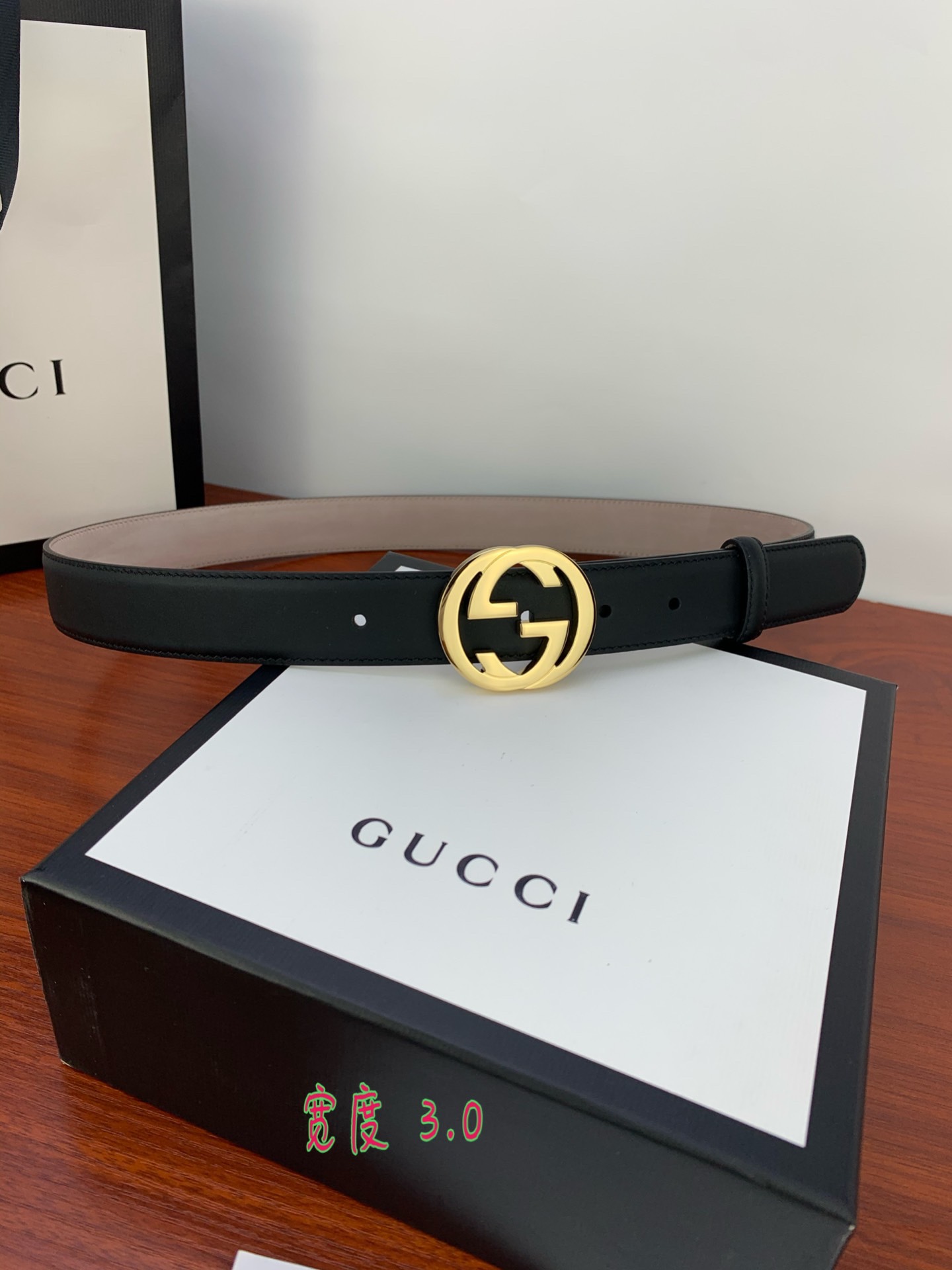 GUCCI此细款腰带用采光头小层牛皮精制而成配以双G带扣宽度3.0cm