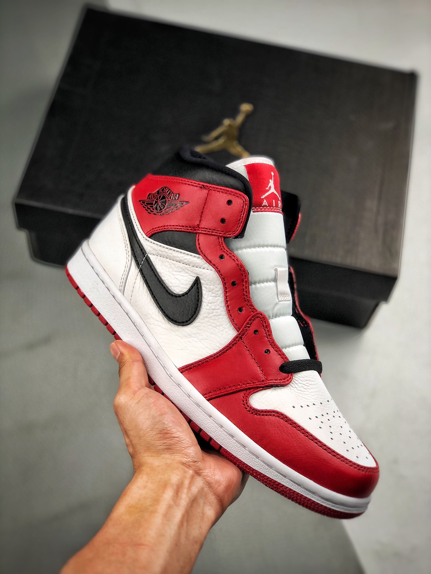 支持到付 原装裸鞋级 市面最高工艺产物💯 Air Jordan 1 Mid 小芝加哥 乔一中邦 当前市场最优版本 陆续上架 全鞋采用原装头层皮，用料扎实 精雕细琢 鞋型极致还原 飞翼3D打印改良 深度立体 四线中底拉…