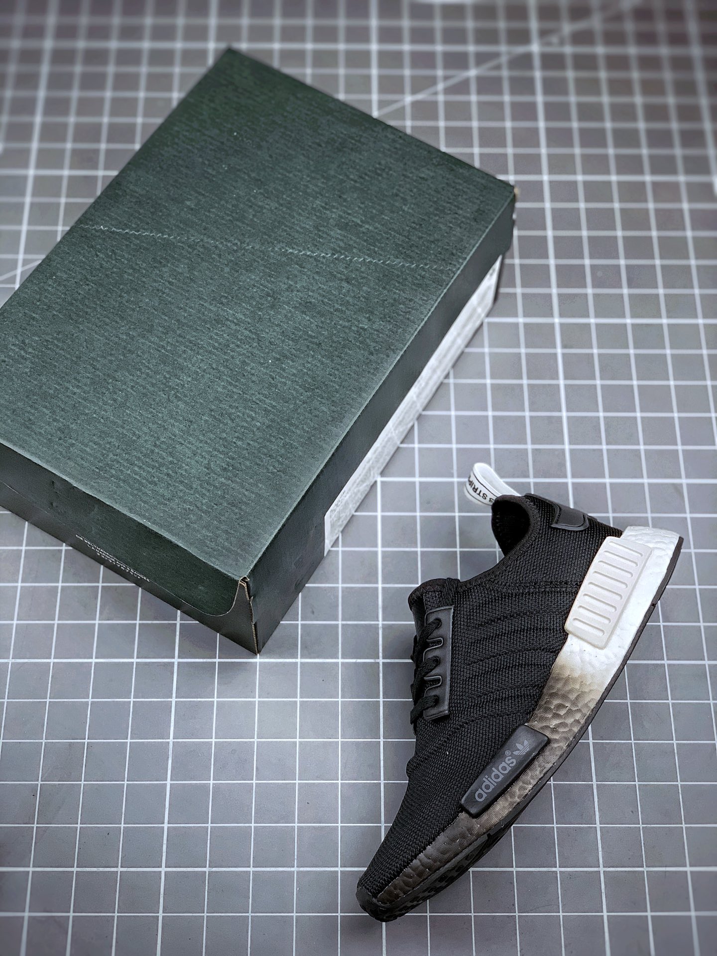 210 Adidas NMD _R1 黑白阴阳  原装进口Boost原料  永不发黄氧化