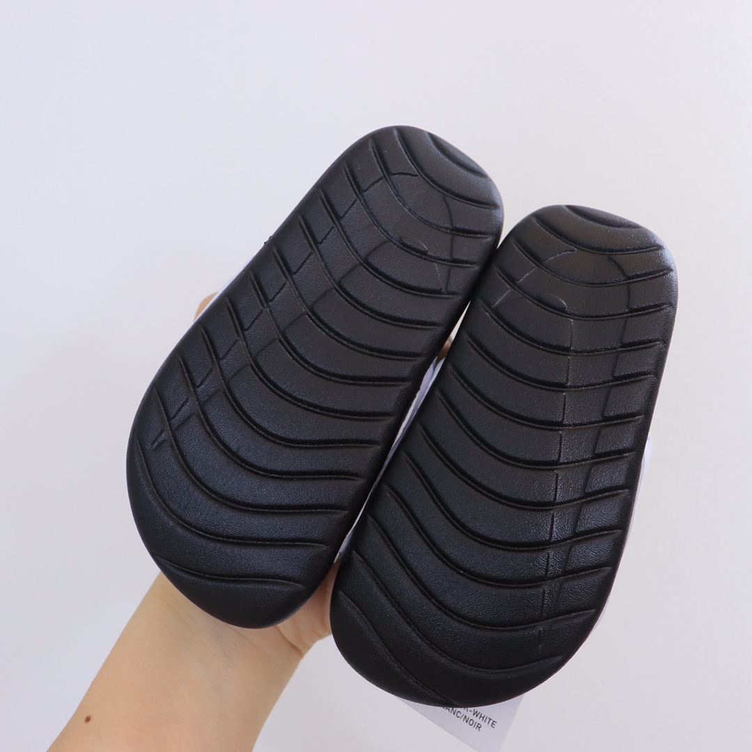 图片[4]-ＮＫ新款儿童凉拖 专G版无敌好质量👏不愧是爆款.颜值担当吖～.真的是萌你一脸好么🤩我一百分推荐💯收到绝对惊艳到你.不仅仅是好看，质量都超乎想象了，橡胶底防滑耐磨关键是软到你尖叫的.哪哪都软.鞋面.鞋后跟带.鞋底全部一软到底.特别要说的是后跟松紧带那是我见过最好的弹力带了👍-选品中心