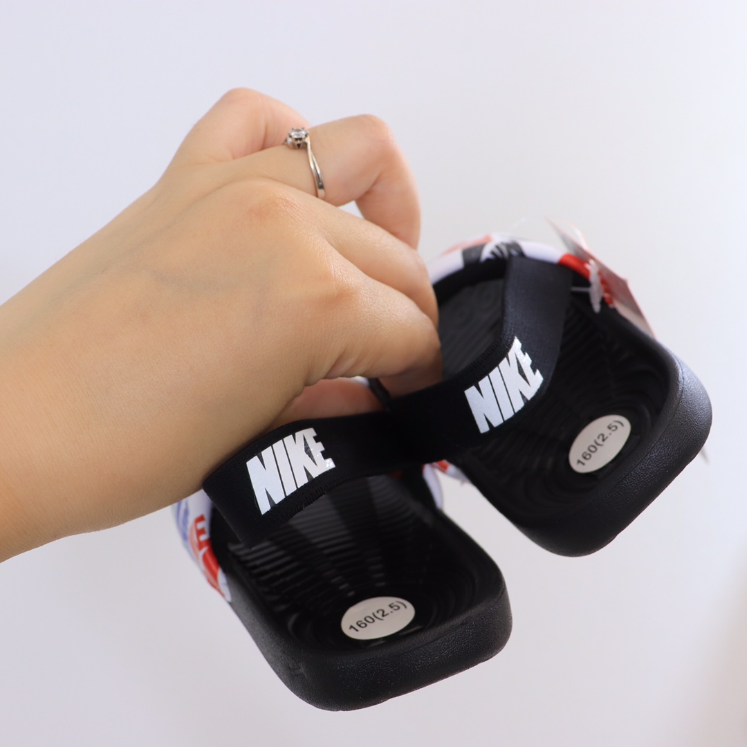 图片[7]-【九宫格细节图 ＮＫ新款儿童凉拖 专G版无敌好质量👏不愧是爆款.颜值担当吖～.真的是萌你一脸好么🤩我一百分推荐💯收到绝对惊艳到你.不仅仅是好看，质量都超乎想象了，橡胶底防滑耐磨关键是软到你尖叫的.哪哪都软.鞋面.鞋后跟带.鞋底全部一软到底.特别要说的是后跟松紧带那是我见过最好的弹力带了👍-选品中心