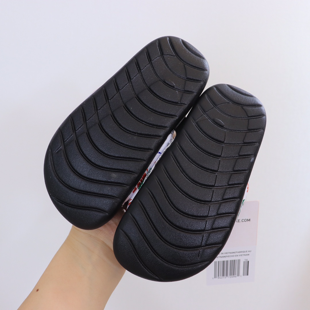 图片[4]-【九宫格细节图 ＮＫ新款儿童凉拖 专G版无敌好质量👏不愧是爆款.颜值担当吖～.真的是萌你一脸好么🤩我一百分推荐💯收到绝对惊艳到你.不仅仅是好看，质量都超乎想象了，橡胶底防滑耐磨关键是软到你尖叫的.哪哪都软.鞋面.鞋后跟带.鞋底全部一软到底.特别要说的是后跟松紧带那是我见过最好的弹力带了👍-选品中心