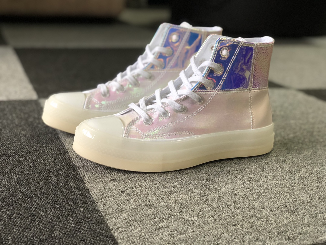 新款上新!🔥 CONVERSE/匡威官方Chuck 70时尚鞋以多种材料打造的鞋面配以闪光彩虹色,突出别致浪漫自由出发的潮流休闲高帮鞋169039C