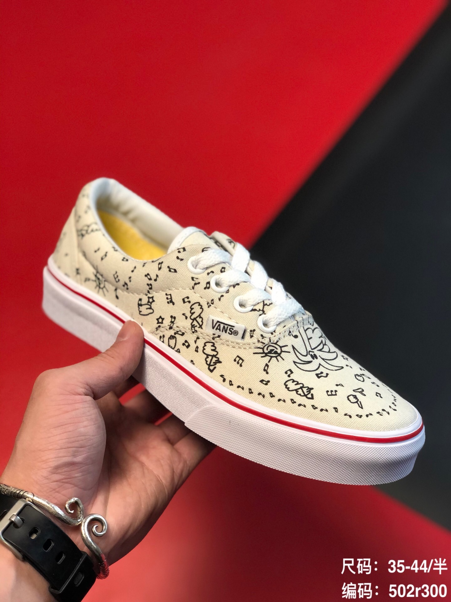 尺码：35-44/半
品牌：万斯/范斯 Vans 
简介:  Vans Authentic Era 原盒真标 多彩爱心印花 系带低帮帆布鞋