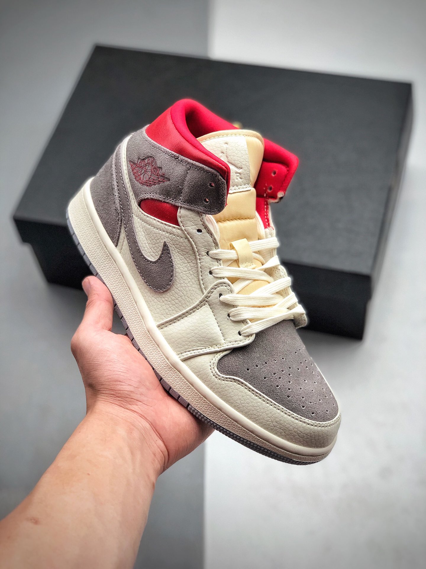 210 Sneakersnstuff x Air Jordan 1 Mid AJ1红灰 联名中帮百搭休闲运动板鞋 货号：CT3443-100