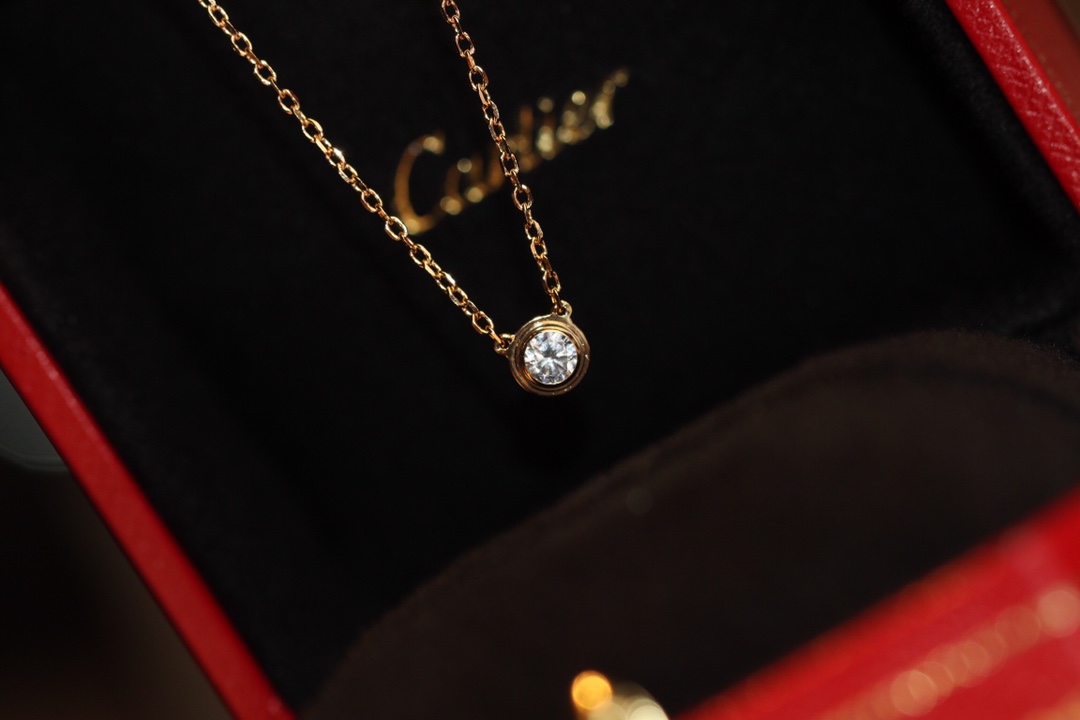 NO:703005,Kajia solitaire diamond necklace, classic single diamond flying saucer clavicle chain, are often inquired by agents. We have made a set of templates before, but because we are upgrading the process, we have never launched them. This time we made a 20-point diamond necklace, which is an everyday style without losing its elegance. It can be matched with any necklace. For the flying saucer part, please take a look at the picture. I zoomed in to see the side. The five layers of the whole are all CNC carved, which can be said to be a perfect restoration of Z!  The diamond is made of imported eight hearts and eight arrows simulated diamonds. Although the most cost-effective single diamond model is simple, the product must not be ambiguous. We have perfectly reproduced all the details that can be achieved, including double-sided engraving on the buttons and double C hangtags. It is visually very shining. V gold material. The specification is about 37.5-40.5. The clavicle chain is not too long. Everyone buys according to the specifications. 88180, necklace, Cartier high-end jewelry19860909卡家单钻项链,经典独钻飞碟锁骨链,经常有代理询问的款式,我们之前做过套模版,因为在升级工艺,所以一直没有推出来,这次我们做的20分钻,日常又不失气质款,可以万能搭配任何一款项链.飞碟部分大家看图,我有放大看侧面,整体五层全部CNC精雕,可以说是完美还原Z了！钻采用进口八心八箭仿真钻石,最具性价比独钻款虽然简单,但是出品当然不能含糊,能做到的细节我们全部完美复刻,包括扣子双面刻字、双C吊牌,视觉上非常大牌闪耀.V金材质 规格37.5-40.5左右,锁骨链都不会太长,大家根据规格购买.88180,,necklace,卡迪亚高端饰品,Jewelry