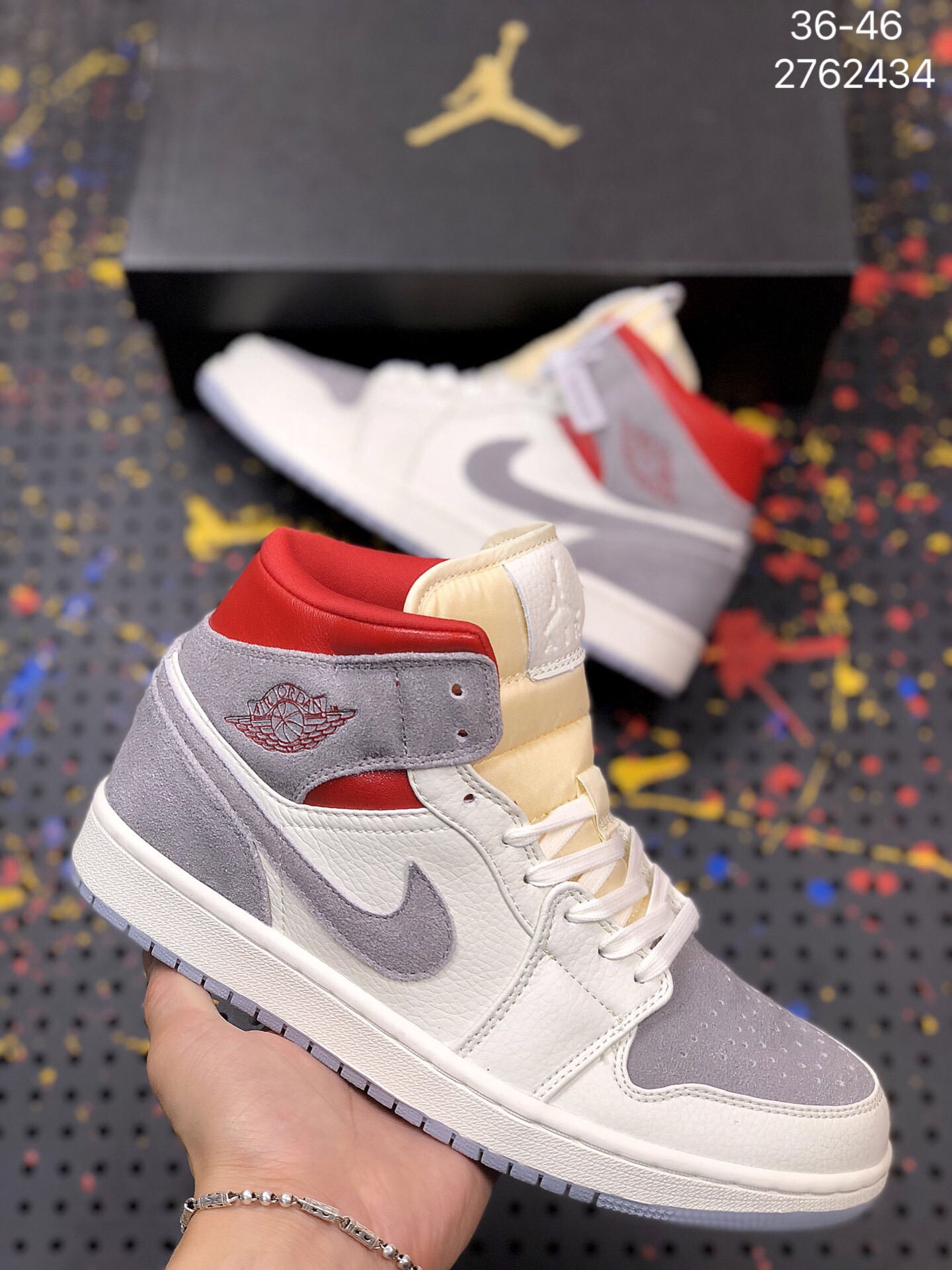 💰170 
公司级 带半码 Air Jordan 1 Mid 米白麂皮红AJ1 MID 联名中帮百搭休闲运动板鞋 近日欧洲知名球鞋店铺 Sneakersnstuff携手Jordan Brand打造一款全新Air Jordan 1 并以此纪念Sneakersnstuff 开业 20 周年。鞋身采用灰、白、红三色为配色方案，低调简约。鞋帮飞翼logo以红外线风格装扮，还带有Sneakersnstuff 吊牌，彰显联名身份‼ 货号：CT3443-100
尺码：36 36.5 37 38 38.5 39 40 40.5 41 42 42.5 43 44 45 46 货号:2762434