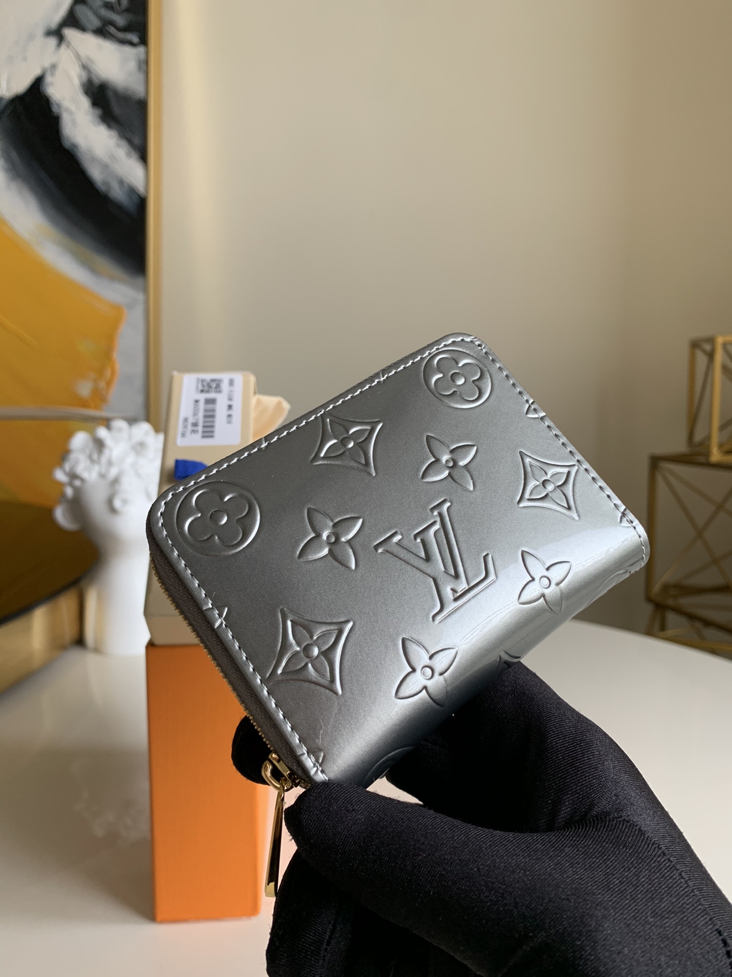 NO:395823,【Exclusive real photo M60067 Yanhua】 This zippered coin wallet provides the ideal choice for urban people. The packaging is exquisite and compact, and can be used to hold change, credit cards and folded banknotes. Even if the pocket on the body is small, you can easily put it in. 11 x 8 x 1 cm (Length x Height x Width) is delicate and small.,LV【Original leather】,louis vuitton,wallets19860909【独家实拍M60067银花】 这款拉链零钱包为都市人提供了最理想的选择.包身精巧紧凑,可以用来装零钱、信用卡和折叠起来的纸币.即使身上的口袋小,也可轻松地将它放入.11 x 8 x 1 cm (长 x 高 x 宽) 细腻小巧 .,LV【原厂皮】,louis vuitton,wallets,Bag