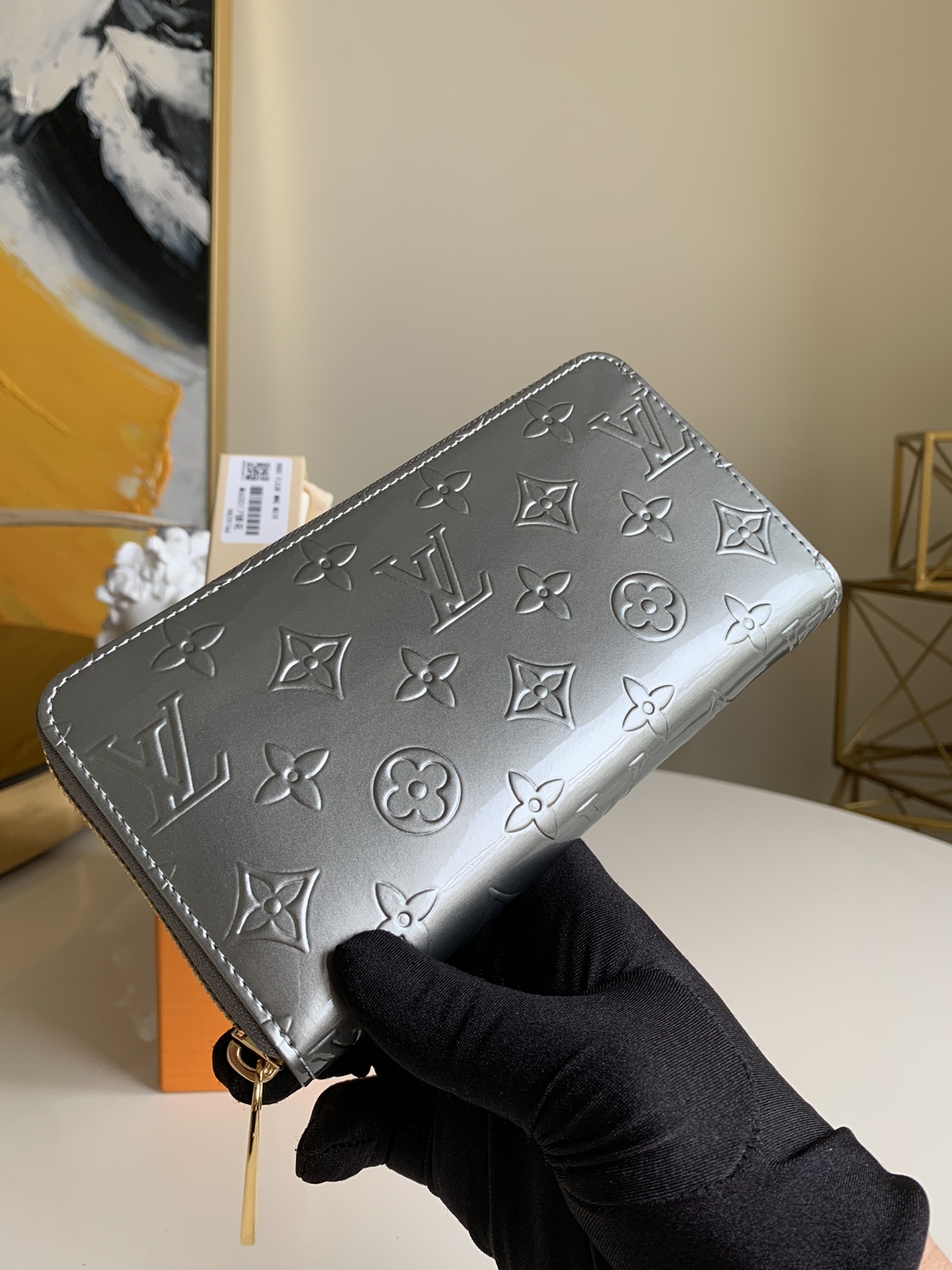 NO:395825,【Exclusive real photo M60017 Yinhua】ZIppy Zip Wallet Monogram Shadow Calf leather fabric is very soft, decorated with iconic Monogram embossed, can contain banknotes Credit card Small change and ID size 19x10cm...,LV【Original leather】,louis vuitton,cowhide19860909【独家实拍M60017银花】ZIppy 拉链钱夹 Monogram Shadow小牛皮面料质地十分柔软,饰有标志性Monogram压纹、可装纸币 信用卡 小零钱和证件size19x10cm..,LV【原厂皮】,louis vuitton,cowhide,Bag