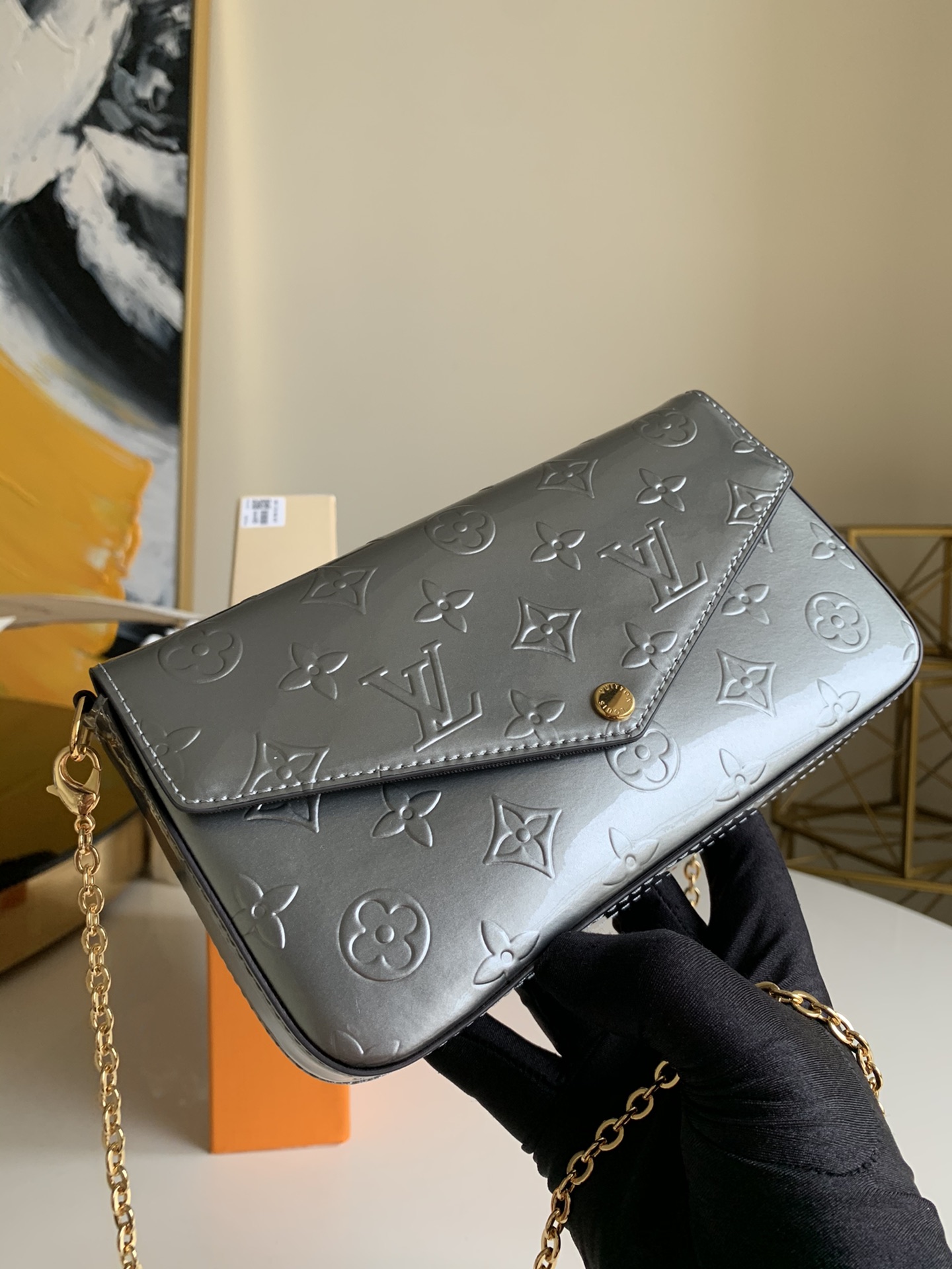 NO:395827,[Exclusive real photo of M68648 Yanhua] New color three-piece set. Classic Monogram embossed pattern emerges in the illumination of Monogram Vernis lacquered calfskin, making the Pochette Félicie chain bag more elegant. The flexible envelope design is paired with a removable inner bag and a removable chain, and the shoulders and hands can be converted at will. Size 21.0 x 12.0 x 3.0 cm.,LV [original leather],louis vuitton,cowhide19860909【独家实拍M68648银花】新色三件套 经典 Monogram 压纹图案在 Monogram Vernis 漆光小牛皮的莹泽中浮现,令 Pochette Félicie 链条包更显优雅.灵活的信封式设计搭配可拆卸内袋和可拆卸链条,肩背手拿随心转换.尺寸21.0 x 12.0 x 3.0 cm .,LV【原厂皮】,louis vuitton,cowhide,Bag