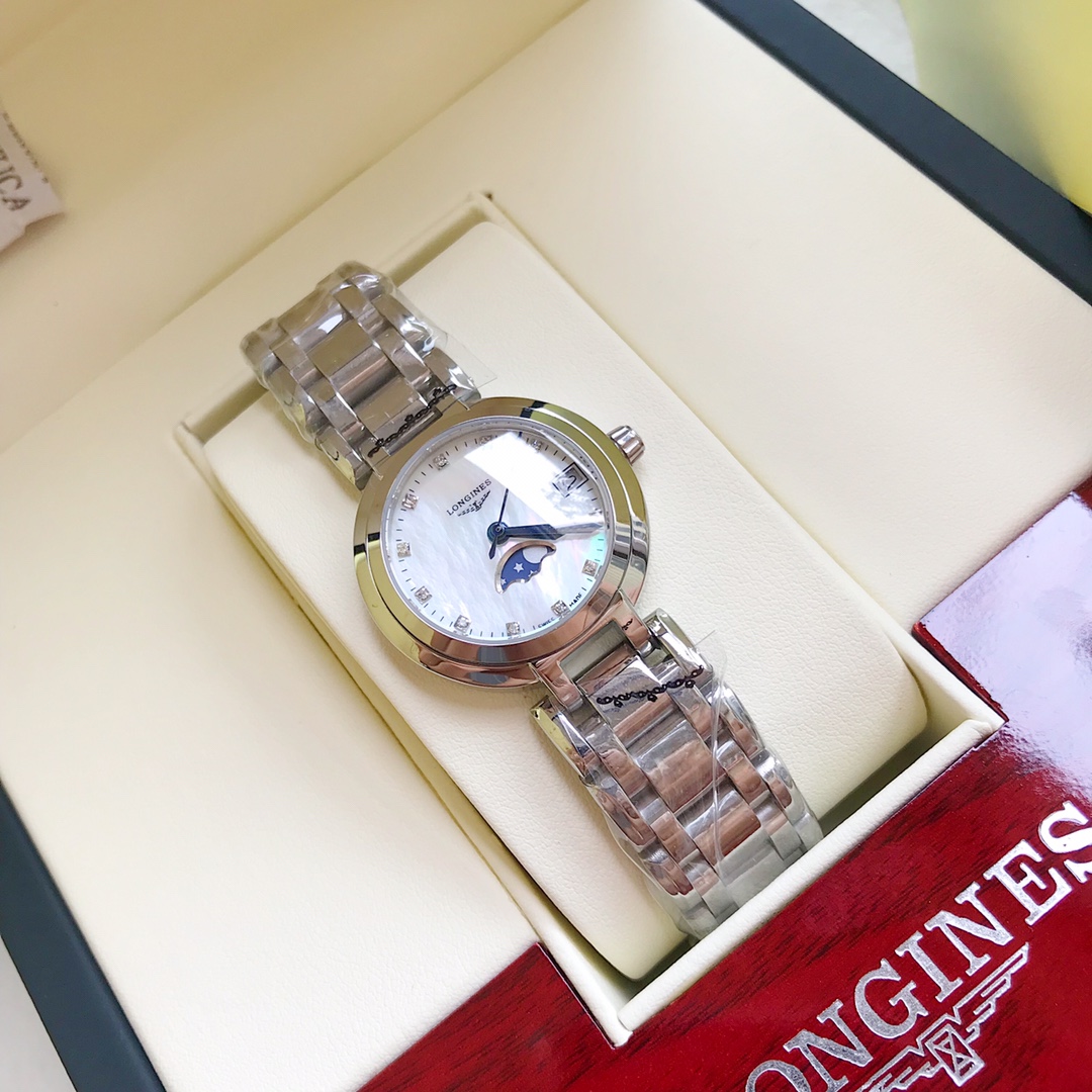 J5  / 浪琴  Longines  心月银色之星系列腕表。316精钢材质，进口石英机芯，大方优雅的圆形壳套设计，衬托出手腕线条的纤细柔美。精致简洁的表盘，令腕表轮廓更加柔和，璀璨流溢的钻石，为腕表更添动人风采。其魔幻般的优雅吸引着所有倾情于现代精致优雅风尚的女性。端庄秀丽精致小巧，提升女性魅力的利器。尺寸30mm。