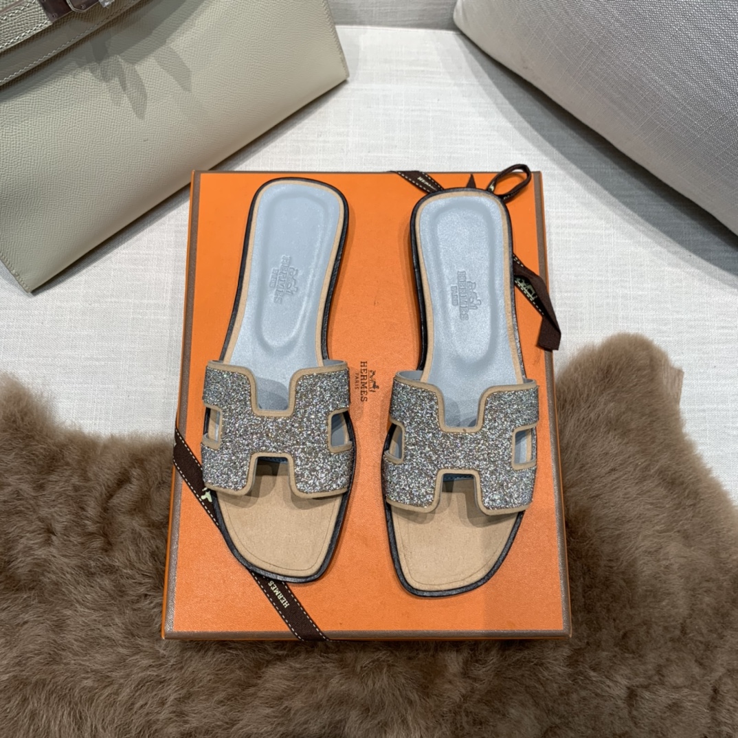 💰320 平底高跟都有☑ H拖2021新色来啦💕
全新改版（Hermès） 包装升级 版型做工材料升级
Hermes®🔴市场最高版本纯手工鞋✨✨          
顶级产品爱马仕拖鞋🐎          
——————————
2021早春新款原版购入， 师傅级纯手工打造 ！❥高端定制，行业最高版本 ❥鞋面：头层牛皮+订制级澳洲羊皮垫脚+真皮大底（追求顶级行走舒适度）🚦注意包装➰顶级专属盒 全套配齐（手提袋 布袋/2 丝巾 卡片等...）
原版品质 size：35-40（34.41.42定做不退换）