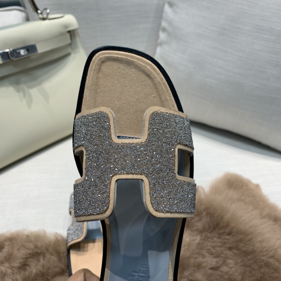 💰320 平底高跟都有☑ H拖2021新色来啦💕
全新改版（Hermès） 包装升级 版型做工材料升级
Hermes®🔴市场最高版本纯手工鞋✨✨          
顶级产品爱马仕拖鞋🐎          
——————————
2021早春新款原版购入， 师傅级纯手工打造 ！❥高端定制，行业最高版本 ❥鞋面：头层牛皮+订制级澳洲羊皮垫脚+真皮大底（追求顶级行走舒适度）🚦注意包装➰顶级专属盒 全套配齐（手提袋 布袋/2 丝巾 卡片等...）
原版品质 size：35-40（34.41.42定做不退换）
