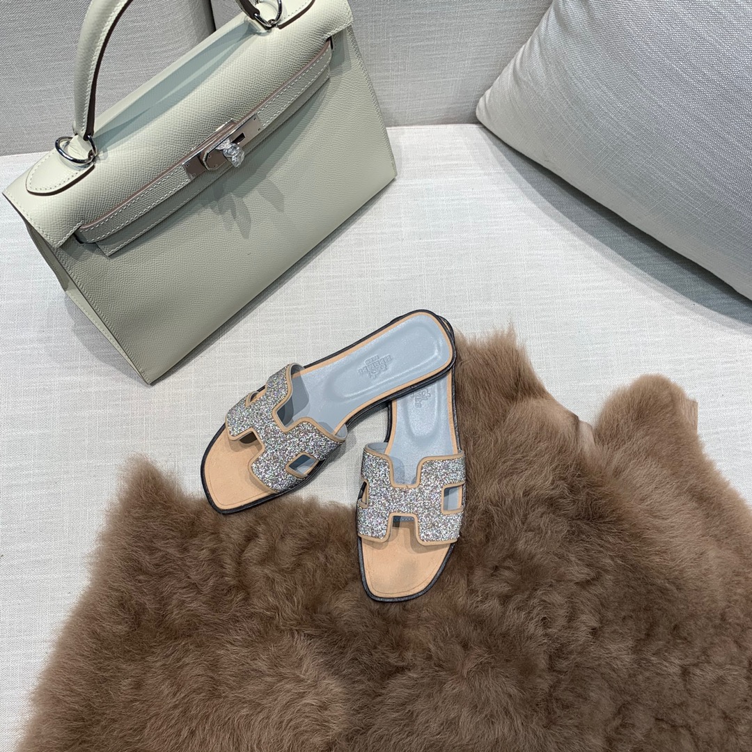 💰320 平底高跟都有☑ H拖2021新色来啦💕
全新改版（Hermès） 包装升级 版型做工材料升级
Hermes®🔴市场最高版本纯手工鞋✨✨          
顶级产品爱马仕拖鞋🐎          
——————————
2021早春新款原版购入， 师傅级纯手工打造 ！❥高端定制，行业最高版本 ❥鞋面：头层牛皮+订制级澳洲羊皮垫脚+真皮大底（追求顶级行走舒适度）🚦注意包装➰顶级专属盒 全套配齐（手提袋 布袋/2 丝巾 卡片等...）
原版品质 size：35-40（34.41.42定做不退换）