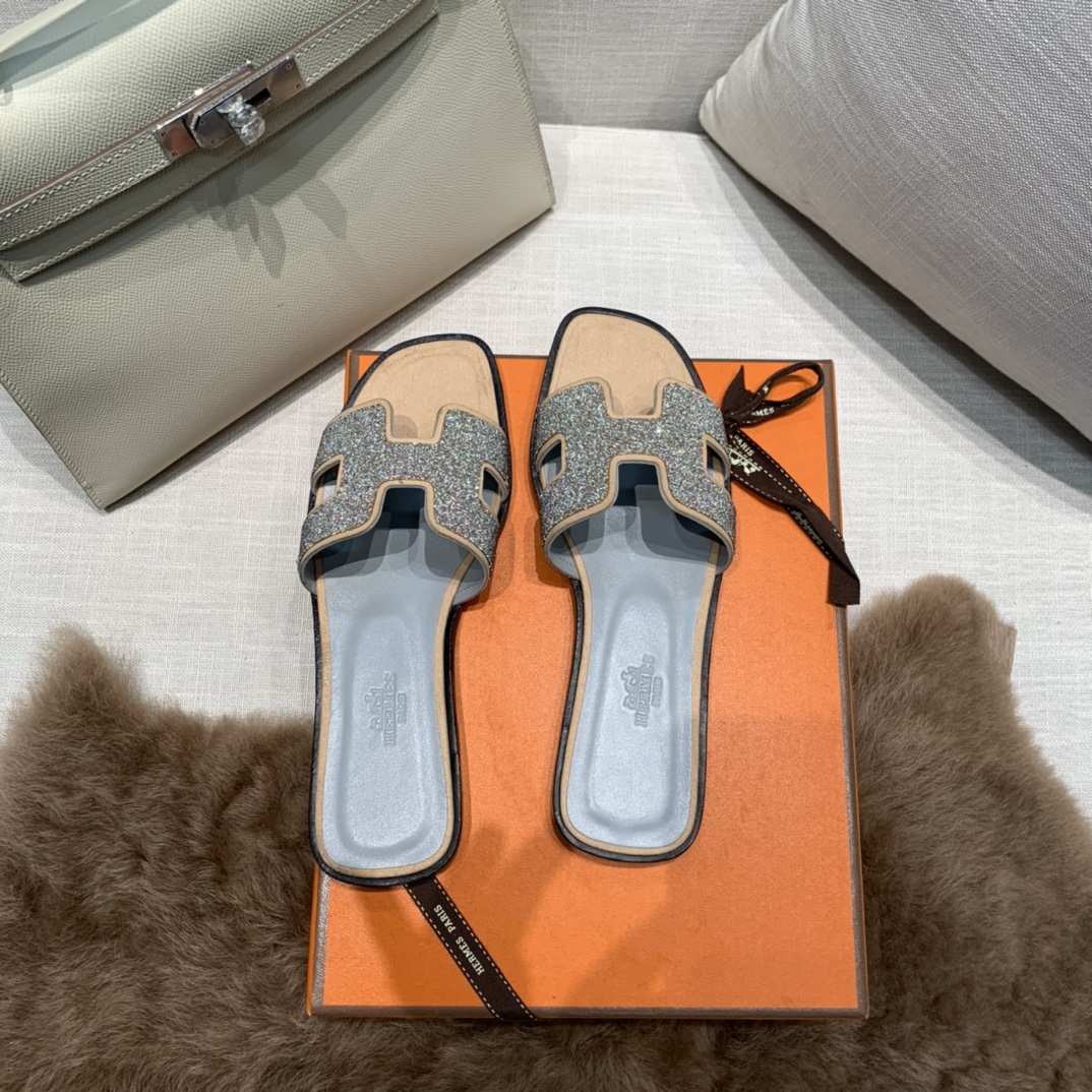 💰320 平底高跟都有☑ H拖2021新色来啦💕
全新改版（Hermès） 包装升级 版型做工材料升级
Hermes®🔴市场最高版本纯手工鞋✨✨          
顶级产品爱马仕拖鞋🐎          
——————————
2021早春新款原版购入， 师傅级纯手工打造 ！❥高端定制，行业最高版本 ❥鞋面：头层牛皮+订制级澳洲羊皮垫脚+真皮大底（追求顶级行走舒适度）🚦注意包装➰顶级专属盒 全套配齐（手提袋 布袋/2 丝巾 卡片等...）
原版品质 size：35-40（34.41.42定做不退换）