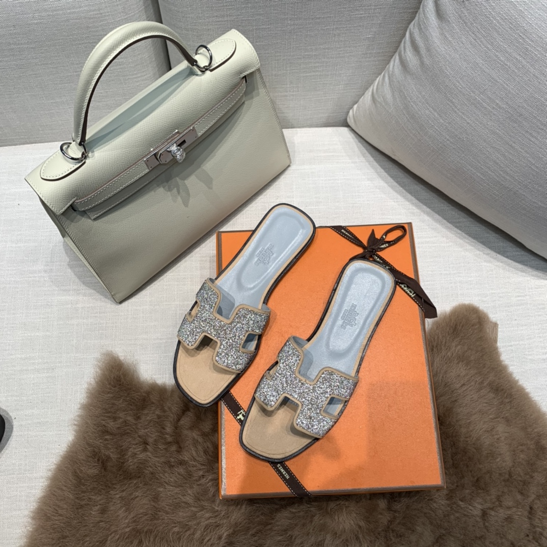 💰320 平底高跟都有☑ H拖2021新色来啦💕
全新改版（Hermès） 包装升级 版型做工材料升级
Hermes®🔴市场最高版本纯手工鞋✨✨          
顶级产品爱马仕拖鞋🐎          
——————————
2021早春新款原版购入， 师傅级纯手工打造 ！❥高端定制，行业最高版本 ❥鞋面：头层牛皮+订制级澳洲羊皮垫脚+真皮大底（追求顶级行走舒适度）🚦注意包装➰顶级专属盒 全套配齐（手提袋 布袋/2 丝巾 卡片等...）
原版品质 size：35-40（34.41.42定做不退换）