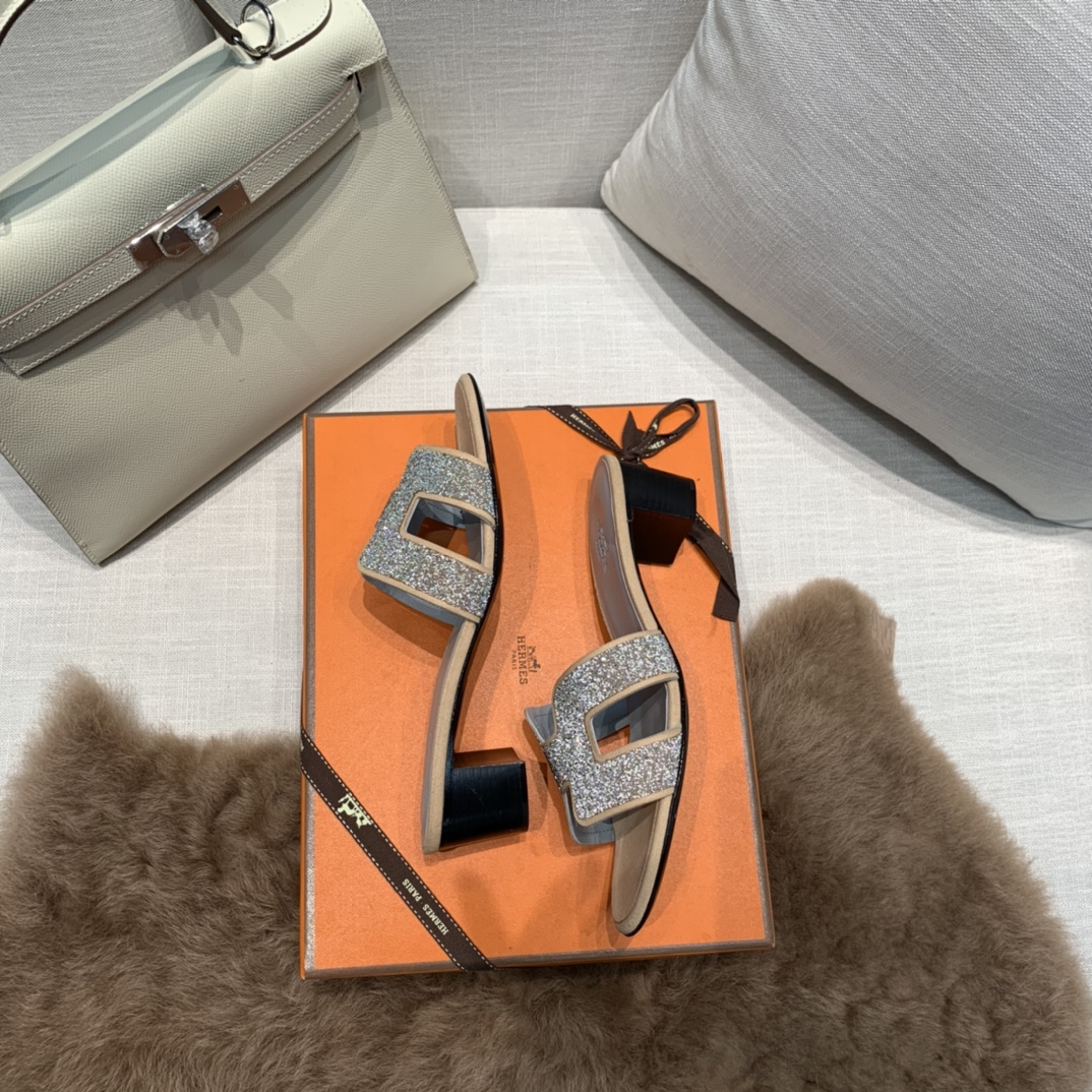 💰290 平底高跟都有☑ H拖2021新色来啦💕
全新改版（Hermès） 包装升级 版型做工材料升级
Hermes®🔴市场最高版本纯手工鞋✨✨          
顶级产品爱马仕拖鞋🐎          
——————————
2021早春新款原版购入， 师傅级纯手工打造 ！❥高端定制，行业最高版本 ❥鞋面：头层牛皮+订制级澳洲羊皮垫脚+真皮大底（追求顶级行走舒适度）🚦注意包装➰顶级专属盒 全套配齐（手提袋 布袋/2 丝巾 卡片等...）
原版品质 size：35-40（34.41.42定做不退换）