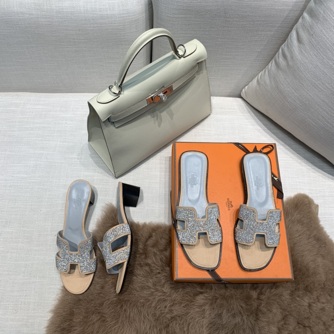 💰290 平底高跟都有☑ H拖2021新色来啦💕
全新改版（Hermès） 包装升级 版型做工材料升级
Hermes®🔴市场最高版本纯手工鞋✨✨          
顶级产品爱马仕拖鞋🐎          
——————————
2021早春新款原版购入， 师傅级纯手工打造 ！❥高端定制，行业最高版本 ❥鞋面：头层牛皮+订制级澳洲羊皮垫脚+真皮大底（追求顶级行走舒适度）🚦注意包装➰顶级专属盒 全套配齐（手提袋 布袋/2 丝巾 卡片等...）
原版品质 size：35-40（34.41.42定做不退换）