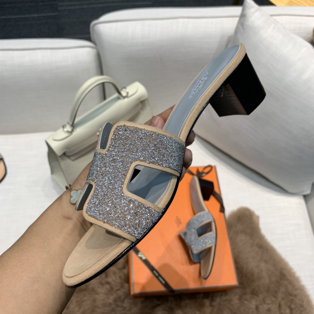 💰290 平底高跟都有☑ H拖2021新色来啦💕
全新改版（Hermès） 包装升级 版型做工材料升级
Hermes®🔴市场最高版本纯手工鞋✨✨          
顶级产品爱马仕拖鞋🐎          
——————————
2021早春新款原版购入， 师傅级纯手工打造 ！❥高端定制，行业最高版本 ❥鞋面：头层牛皮+订制级澳洲羊皮垫脚+真皮大底（追求顶级行走舒适度）🚦注意包装➰顶级专属盒 全套配齐（手提袋 布袋/2 丝巾 卡片等...）
原版品质 size：35-40（34.41.42定做不退换）