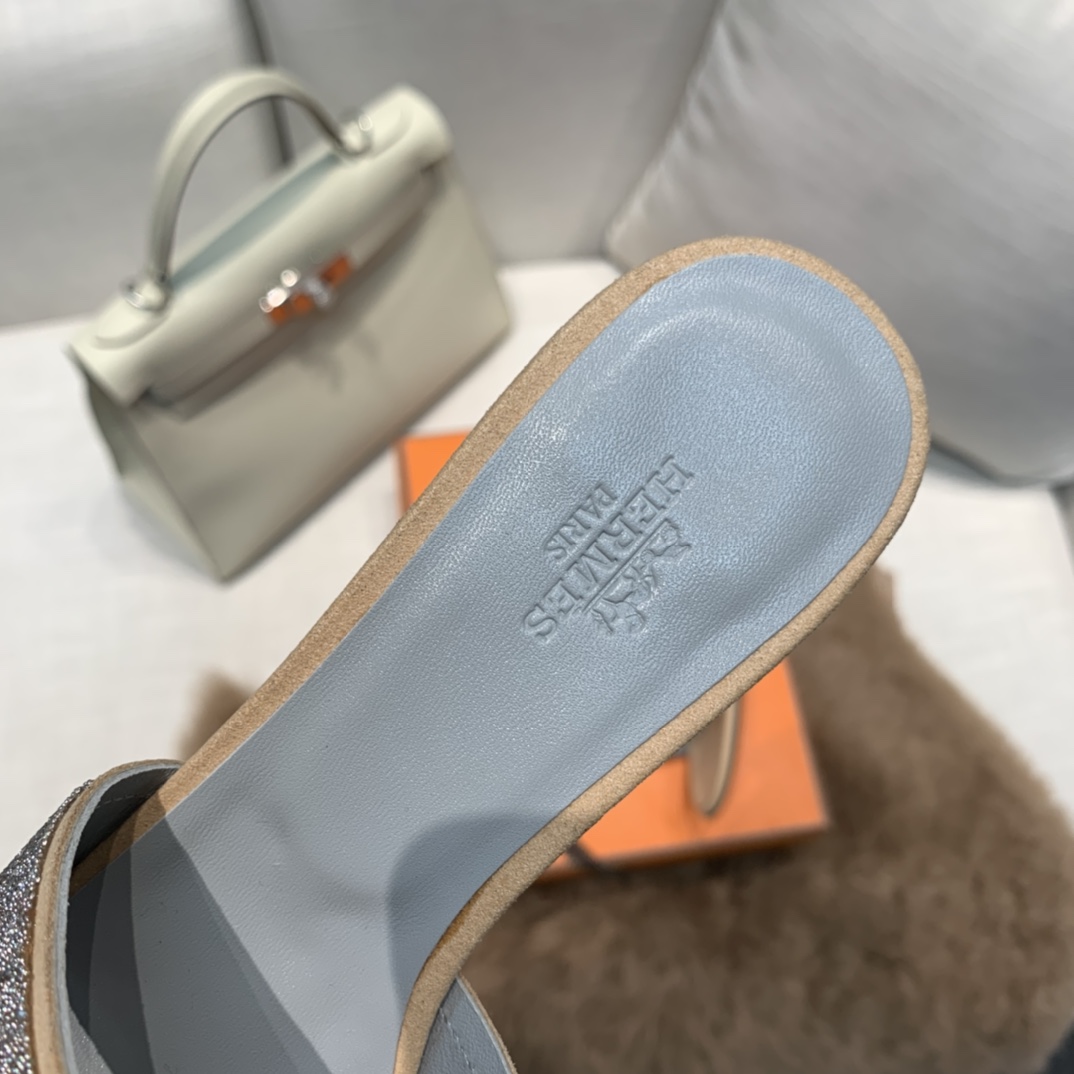 💰290 平底高跟都有☑ H拖2021新色来啦💕
全新改版（Hermès） 包装升级 版型做工材料升级
Hermes®🔴市场最高版本纯手工鞋✨✨          
顶级产品爱马仕拖鞋🐎          
——————————
2021早春新款原版购入， 师傅级纯手工打造 ！❥高端定制，行业最高版本 ❥鞋面：头层牛皮+订制级澳洲羊皮垫脚+真皮大底（追求顶级行走舒适度）🚦注意包装➰顶级专属盒 全套配齐（手提袋 布袋/2 丝巾 卡片等...）
原版品质 size：35-40（34.41.42定做不退换）
