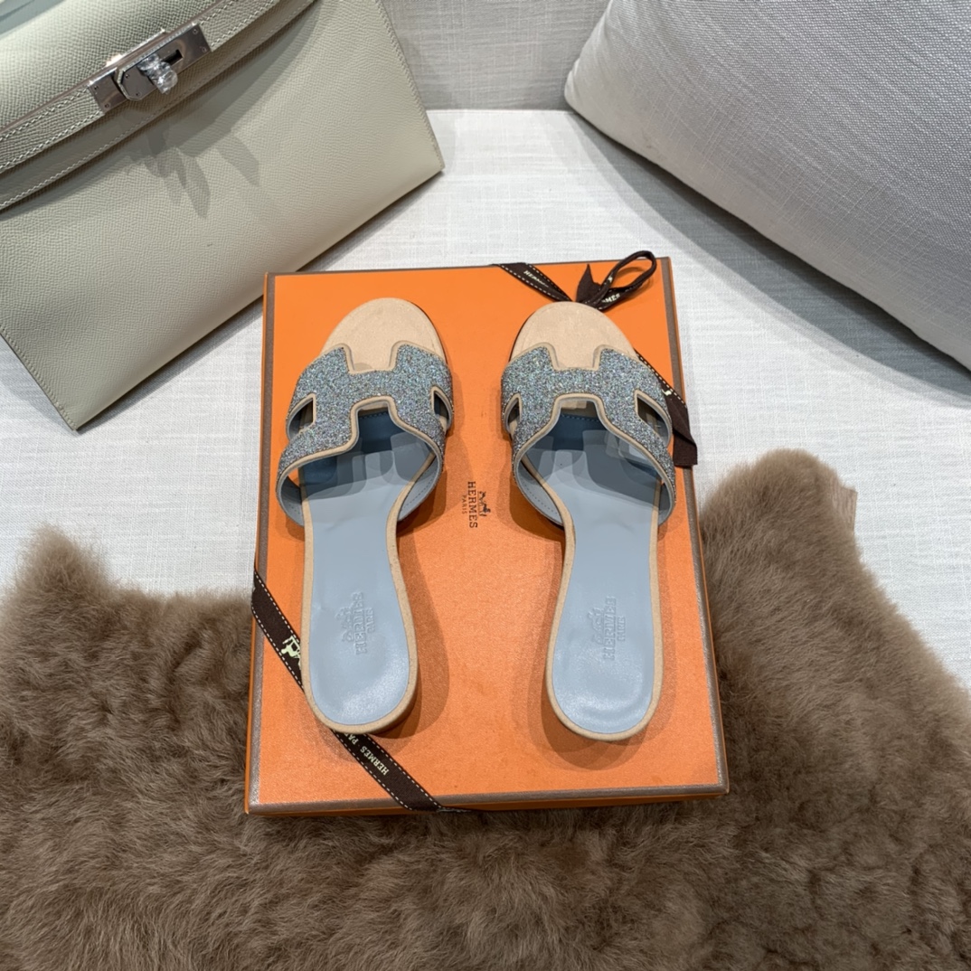 💰290 平底高跟都有☑ H拖2021新色来啦💕
全新改版（Hermès） 包装升级 版型做工材料升级
Hermes®🔴市场最高版本纯手工鞋✨✨          
顶级产品爱马仕拖鞋🐎          
——————————
2021早春新款原版购入， 师傅级纯手工打造 ！❥高端定制，行业最高版本 ❥鞋面：头层牛皮+订制级澳洲羊皮垫脚+真皮大底（追求顶级行走舒适度）🚦注意包装➰顶级专属盒 全套配齐（手提袋 布袋/2 丝巾 卡片等...）
原版品质 size：35-40（34.41.42定做不退换）