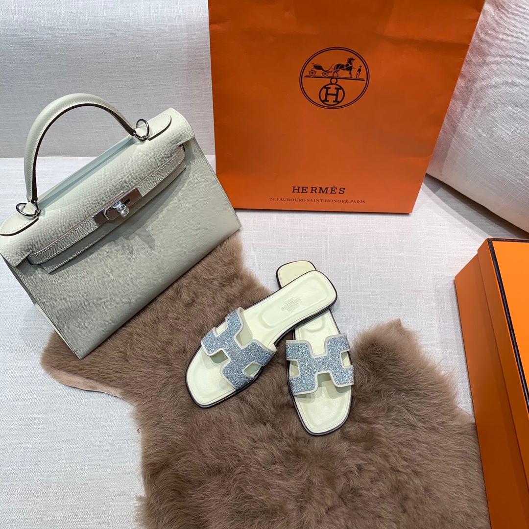 💰320 平底高跟都有☑ H拖2021新色来啦💕
全新改版（Hermès） 包装升级 版型做工材料升级
Hermes®🔴市场最高版本纯手工鞋✨✨          
顶级产品爱马仕拖鞋🐎          
——————————
2021早春新款原版购入， 师傅级纯手工打造 ！❥高端定制，行业最高版本 ❥鞋面：头层牛皮+订制级澳洲羊皮垫脚+真皮大底（追求顶级行走舒适度）🚦注意包装➰顶级专属盒 全套配齐（手提袋 布袋/2 丝巾 卡片等...）
原版品质 size：35-40（34.41.42定做不退换）
