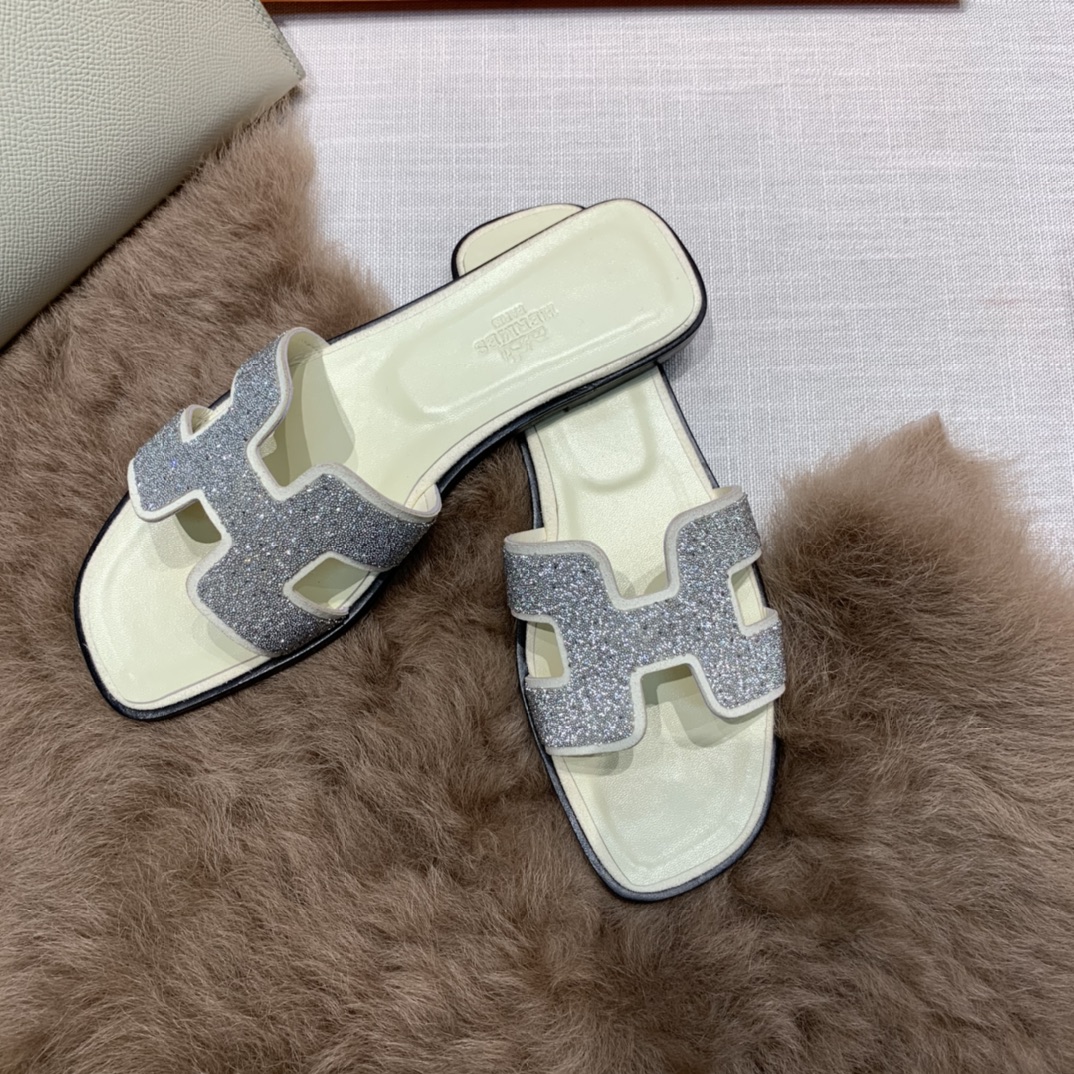 💰320 平底高跟都有☑ H拖2021新色来啦💕
全新改版（Hermès） 包装升级 版型做工材料升级
Hermes®🔴市场最高版本纯手工鞋✨✨          
顶级产品爱马仕拖鞋🐎          
——————————
2021早春新款原版购入， 师傅级纯手工打造 ！❥高端定制，行业最高版本 ❥鞋面：头层牛皮+订制级澳洲羊皮垫脚+真皮大底（追求顶级行走舒适度）🚦注意包装➰顶级专属盒 全套配齐（手提袋 布袋/2 丝巾 卡片等...）
原版品质 size：35-40（34.41.42定做不退换）