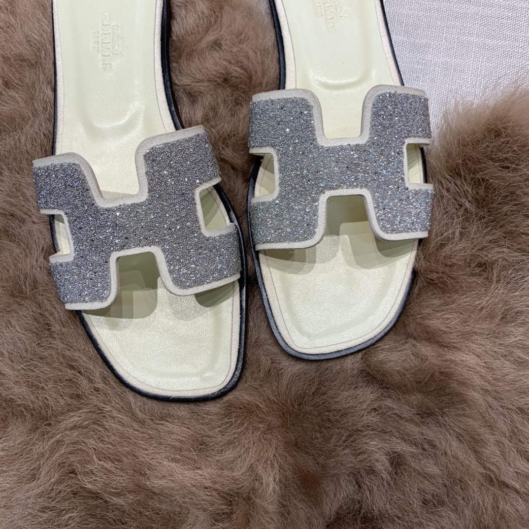💰320 平底高跟都有☑ H拖2021新色来啦💕
全新改版（Hermès） 包装升级 版型做工材料升级
Hermes®🔴市场最高版本纯手工鞋✨✨          
顶级产品爱马仕拖鞋🐎          
——————————
2021早春新款原版购入， 师傅级纯手工打造 ！❥高端定制，行业最高版本 ❥鞋面：头层牛皮+订制级澳洲羊皮垫脚+真皮大底（追求顶级行走舒适度）🚦注意包装➰顶级专属盒 全套配齐（手提袋 布袋/2 丝巾 卡片等...）
原版品质 size：35-40（34.41.42定做不退换）