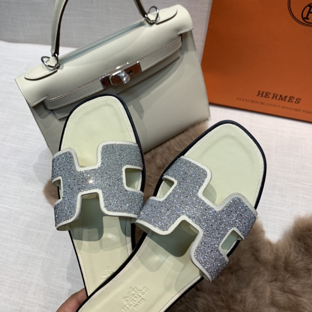 💰320 平底高跟都有☑ H拖2021新色来啦💕
全新改版（Hermès） 包装升级 版型做工材料升级
Hermes®🔴市场最高版本纯手工鞋✨✨          
顶级产品爱马仕拖鞋🐎          
——————————
2021早春新款原版购入， 师傅级纯手工打造 ！❥高端定制，行业最高版本 ❥鞋面：头层牛皮+订制级澳洲羊皮垫脚+真皮大底（追求顶级行走舒适度）🚦注意包装➰顶级专属盒 全套配齐（手提袋 布袋/2 丝巾 卡片等...）
原版品质 size：35-40（34.41.42定做不退换）