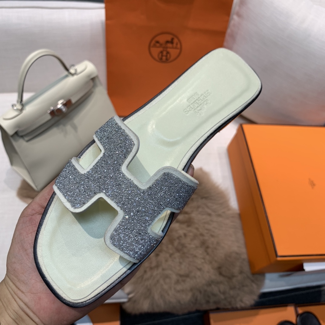 💰320 平底高跟都有☑ H拖2021新色来啦💕
全新改版（Hermès） 包装升级 版型做工材料升级
Hermes®🔴市场最高版本纯手工鞋✨✨          
顶级产品爱马仕拖鞋🐎          
——————————
2021早春新款原版购入， 师傅级纯手工打造 ！❥高端定制，行业最高版本 ❥鞋面：头层牛皮+订制级澳洲羊皮垫脚+真皮大底（追求顶级行走舒适度）🚦注意包装➰顶级专属盒 全套配齐（手提袋 布袋/2 丝巾 卡片等...）
原版品质 size：35-40（34.41.42定做不退换）