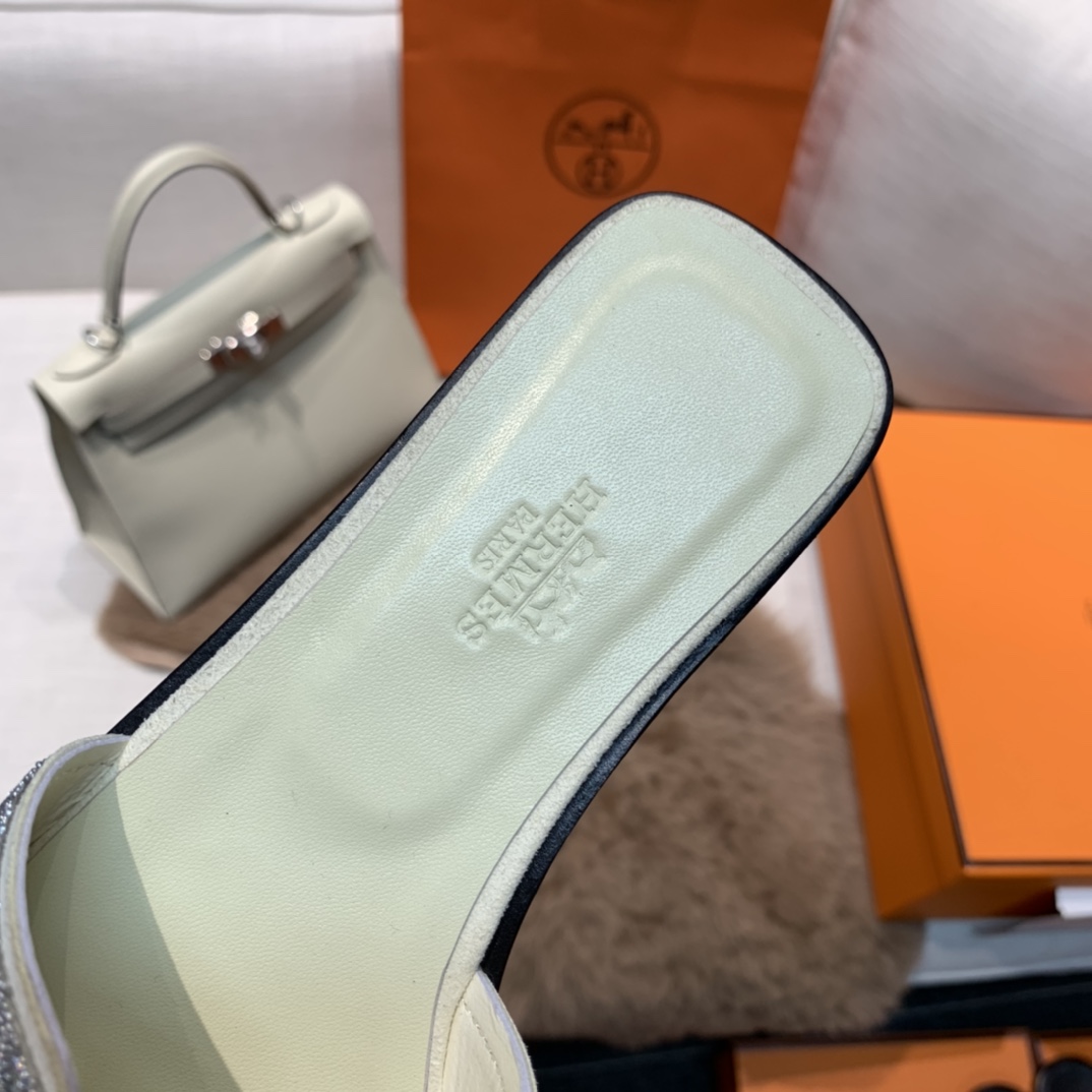 💰320 平底高跟都有☑ H拖2021新色来啦💕
全新改版（Hermès） 包装升级 版型做工材料升级
Hermes®🔴市场最高版本纯手工鞋✨✨          
顶级产品爱马仕拖鞋🐎          
——————————
2021早春新款原版购入， 师傅级纯手工打造 ！❥高端定制，行业最高版本 ❥鞋面：头层牛皮+订制级澳洲羊皮垫脚+真皮大底（追求顶级行走舒适度）🚦注意包装➰顶级专属盒 全套配齐（手提袋 布袋/2 丝巾 卡片等...）
原版品质 size：35-40（34.41.42定做不退换）