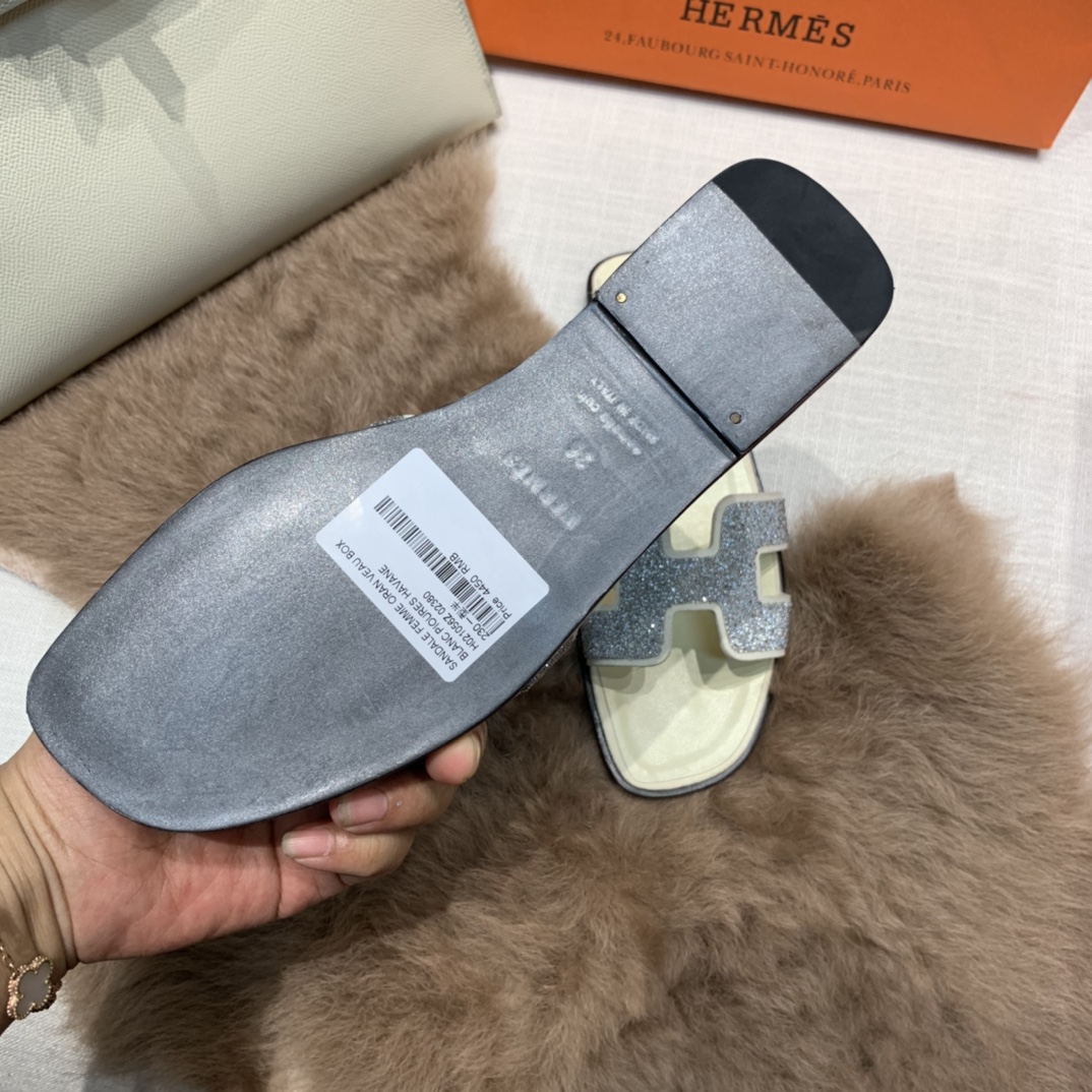 💰320 平底高跟都有☑ H拖2021新色来啦💕
全新改版（Hermès） 包装升级 版型做工材料升级
Hermes®🔴市场最高版本纯手工鞋✨✨          
顶级产品爱马仕拖鞋🐎          
——————————
2021早春新款原版购入， 师傅级纯手工打造 ！❥高端定制，行业最高版本 ❥鞋面：头层牛皮+订制级澳洲羊皮垫脚+真皮大底（追求顶级行走舒适度）🚦注意包装➰顶级专属盒 全套配齐（手提袋 布袋/2 丝巾 卡片等...）
原版品质 size：35-40（34.41.42定做不退换）