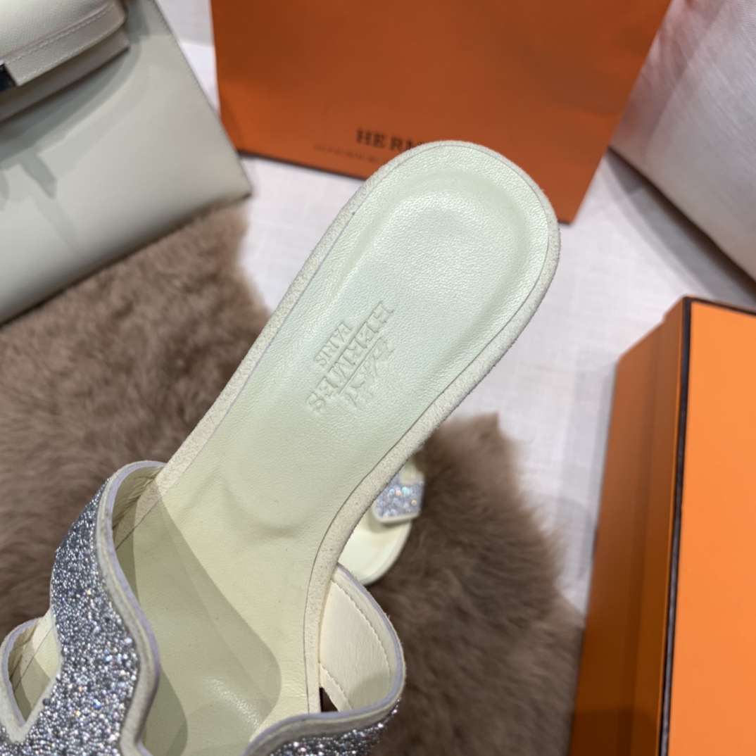 💰320 平底高跟都有☑ H拖2021新色来啦💕
全新改版（Hermès） 包装升级 版型做工材料升级
Hermes®🔴市场最高版本纯手工鞋✨✨          
顶级产品爱马仕拖鞋🐎          
——————————
2021早春新款原版购入， 师傅级纯手工打造 ！❥高端定制，行业最高版本 ❥鞋面：头层牛皮+订制级澳洲羊皮垫脚+真皮大底（追求顶级行走舒适度）🚦注意包装➰顶级专属盒 全套配齐（手提袋 布袋/2 丝巾 卡片等...）
原版品质 size：35-40（34.41.42定做不退换）