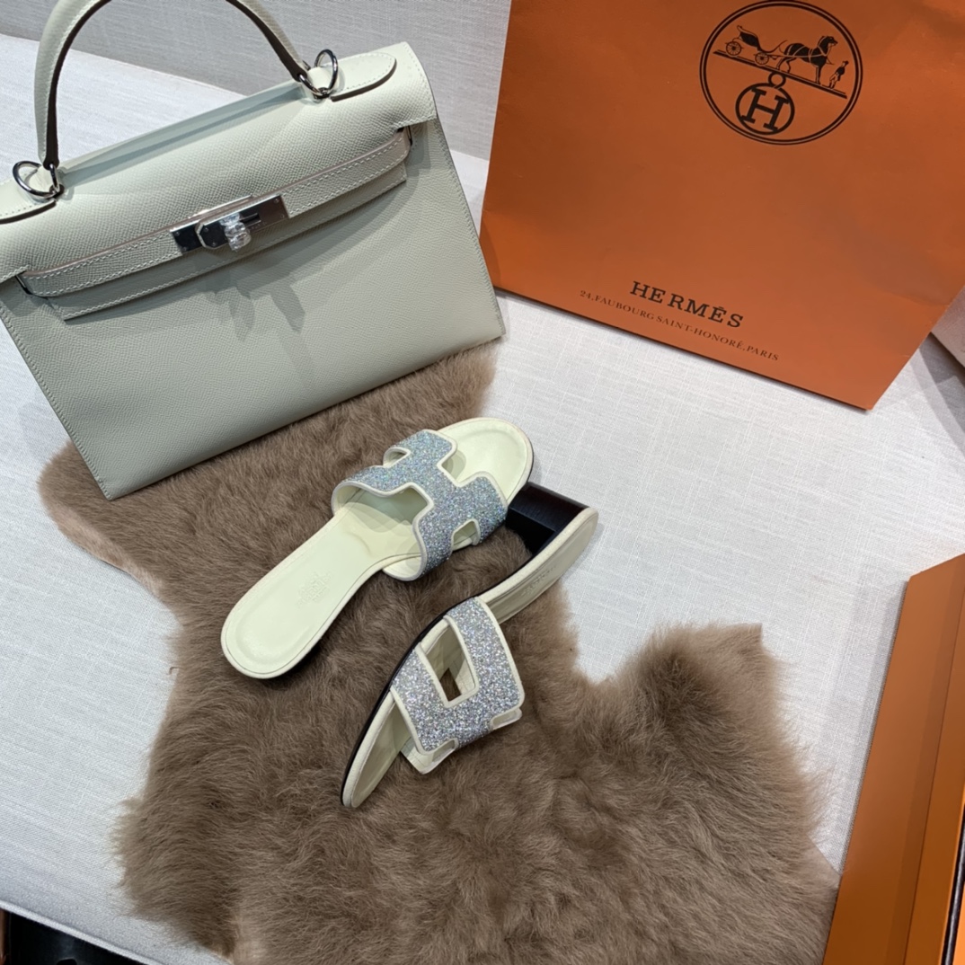 💰320 平底高跟都有☑ H拖2021新色来啦💕
全新改版（Hermès） 包装升级 版型做工材料升级
Hermes®🔴市场最高版本纯手工鞋✨✨          
顶级产品爱马仕拖鞋🐎          
——————————
2021早春新款原版购入， 师傅级纯手工打造 ！❥高端定制，行业最高版本 ❥鞋面：头层牛皮+订制级澳洲羊皮垫脚+真皮大底（追求顶级行走舒适度）🚦注意包装➰顶级专属盒 全套配齐（手提袋 布袋/2 丝巾 卡片等...）
原版品质 size：35-40（34.41.42定做不退换）