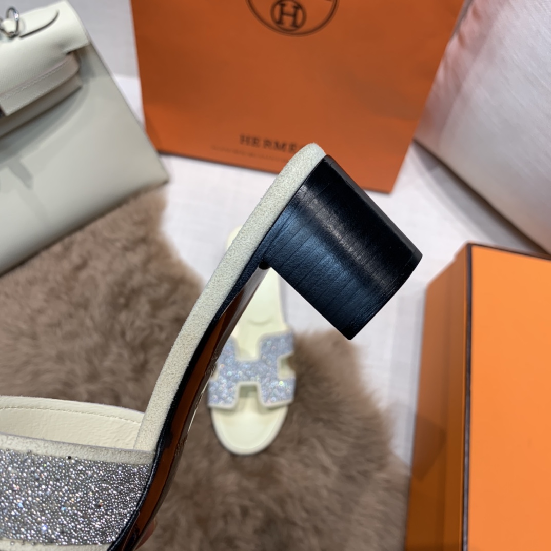 💰320 平底高跟都有☑ H拖2021新色来啦💕
全新改版（Hermès） 包装升级 版型做工材料升级
Hermes®🔴市场最高版本纯手工鞋✨✨          
顶级产品爱马仕拖鞋🐎          
——————————
2021早春新款原版购入， 师傅级纯手工打造 ！❥高端定制，行业最高版本 ❥鞋面：头层牛皮+订制级澳洲羊皮垫脚+真皮大底（追求顶级行走舒适度）🚦注意包装➰顶级专属盒 全套配齐（手提袋 布袋/2 丝巾 卡片等...）
原版品质 size：35-40（34.41.42定做不退换）