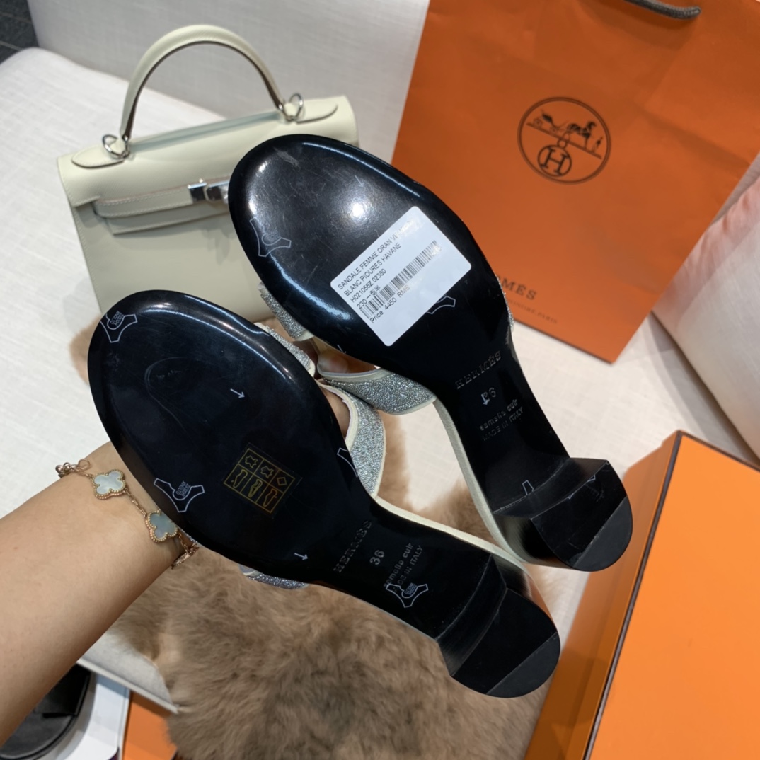 💰320 平底高跟都有☑ H拖2021新色来啦💕
全新改版（Hermès） 包装升级 版型做工材料升级
Hermes®🔴市场最高版本纯手工鞋✨✨          
顶级产品爱马仕拖鞋🐎          
——————————
2021早春新款原版购入， 师傅级纯手工打造 ！❥高端定制，行业最高版本 ❥鞋面：头层牛皮+订制级澳洲羊皮垫脚+真皮大底（追求顶级行走舒适度）🚦注意包装➰顶级专属盒 全套配齐（手提袋 布袋/2 丝巾 卡片等...）
原版品质 size：35-40（34.41.42定做不退换）
