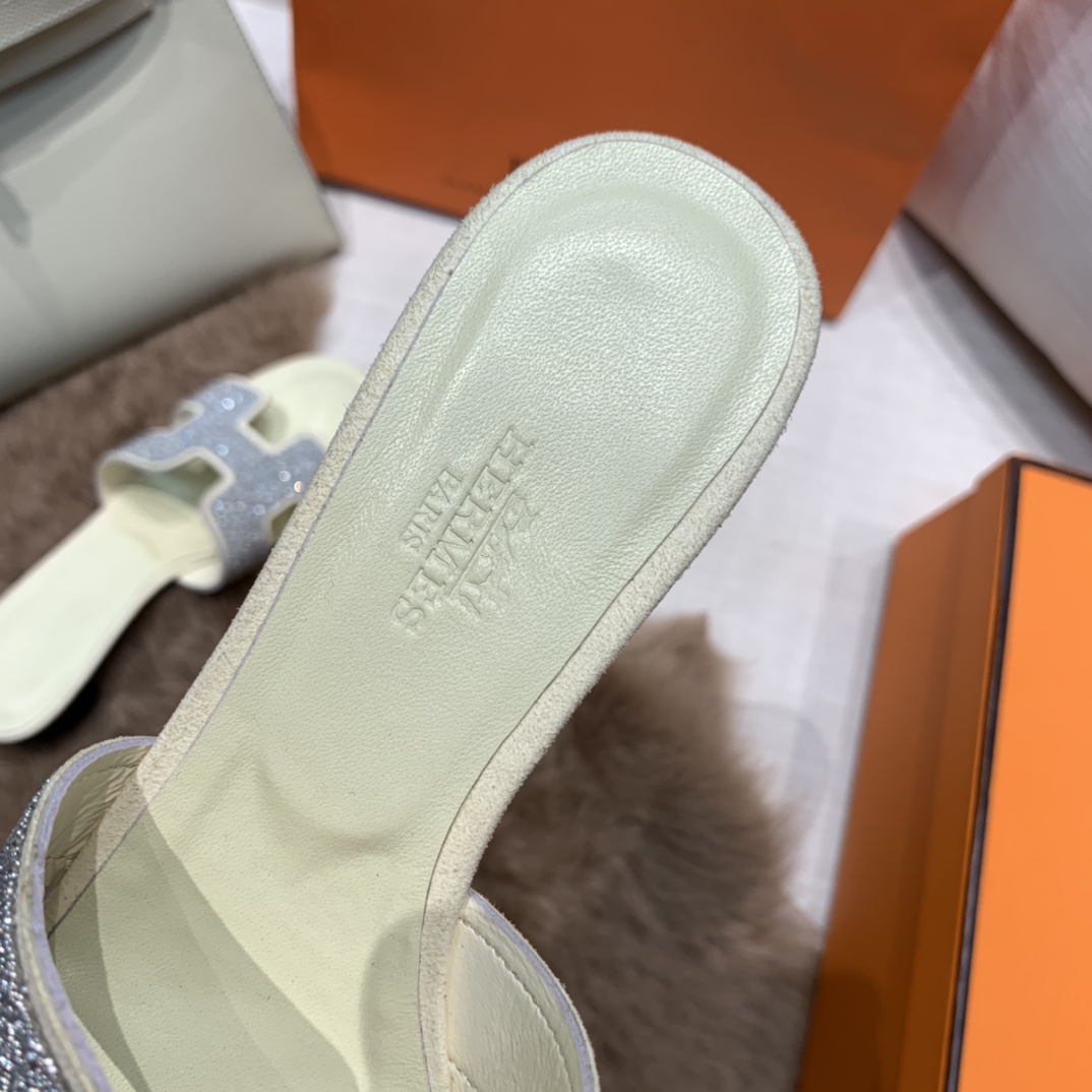 💰320 平底高跟都有☑ H拖2021新色来啦💕
全新改版（Hermès） 包装升级 版型做工材料升级
Hermes®🔴市场最高版本纯手工鞋✨✨          
顶级产品爱马仕拖鞋🐎          
——————————
2021早春新款原版购入， 师傅级纯手工打造 ！❥高端定制，行业最高版本 ❥鞋面：头层牛皮+订制级澳洲羊皮垫脚+真皮大底（追求顶级行走舒适度）🚦注意包装➰顶级专属盒 全套配齐（手提袋 布袋/2 丝巾 卡片等...）
原版品质 size：35-40（34.41.42定做不退换）