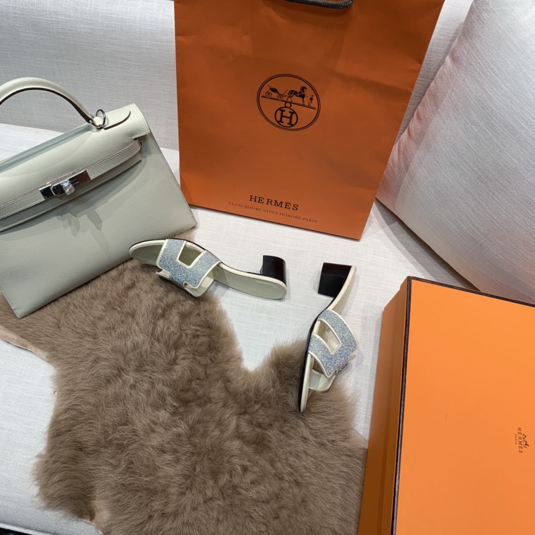💰320 平底高跟都有☑ H拖2021新色来啦💕
全新改版（Hermès） 包装升级 版型做工材料升级
Hermes®🔴市场最高版本纯手工鞋✨✨          
顶级产品爱马仕拖鞋🐎          
——————————
2021早春新款原版购入， 师傅级纯手工打造 ！❥高端定制，行业最高版本 ❥鞋面：头层牛皮+订制级澳洲羊皮垫脚+真皮大底（追求顶级行走舒适度）🚦注意包装➰顶级专属盒 全套配齐（手提袋 布袋/2 丝巾 卡片等...）
原版品质 size：35-40（34.41.42定做不退换）