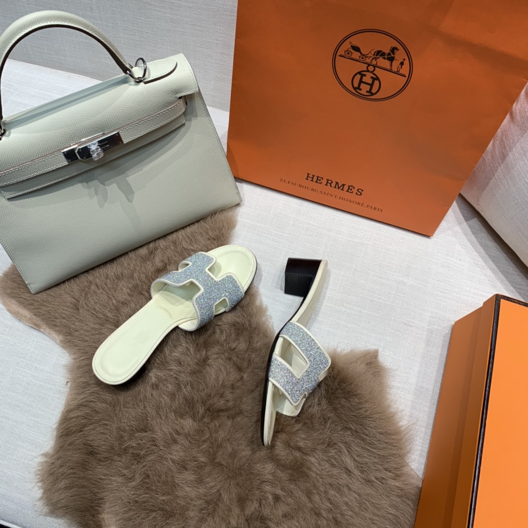 💰320 平底高跟都有☑ H拖2021新色来啦💕
全新改版（Hermès） 包装升级 版型做工材料升级
Hermes®🔴市场最高版本纯手工鞋✨✨          
顶级产品爱马仕拖鞋🐎          
——————————
2021早春新款原版购入， 师傅级纯手工打造 ！❥高端定制，行业最高版本 ❥鞋面：头层牛皮+订制级澳洲羊皮垫脚+真皮大底（追求顶级行走舒适度）🚦注意包装➰顶级专属盒 全套配齐（手提袋 布袋/2 丝巾 卡片等...）
原版品质 size：35-40（34.41.42定做不退换）
