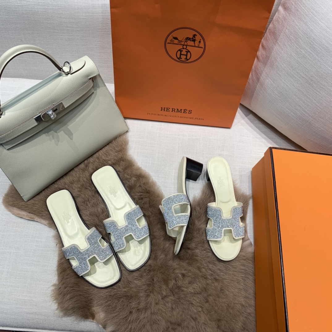 💰320 平底高跟都有☑ H拖2021新色来啦💕
全新改版（Hermès） 包装升级 版型做工材料升级
Hermes®🔴市场最高版本纯手工鞋✨✨          
顶级产品爱马仕拖鞋🐎          
——————————
2021早春新款原版购入， 师傅级纯手工打造 ！❥高端定制，行业最高版本 ❥鞋面：头层牛皮+订制级澳洲羊皮垫脚+真皮大底（追求顶级行走舒适度）🚦注意包装➰顶级专属盒 全套配齐（手提袋 布袋/2 丝巾 卡片等...）
原版品质 size：35-40（34.41.42定做不退换）