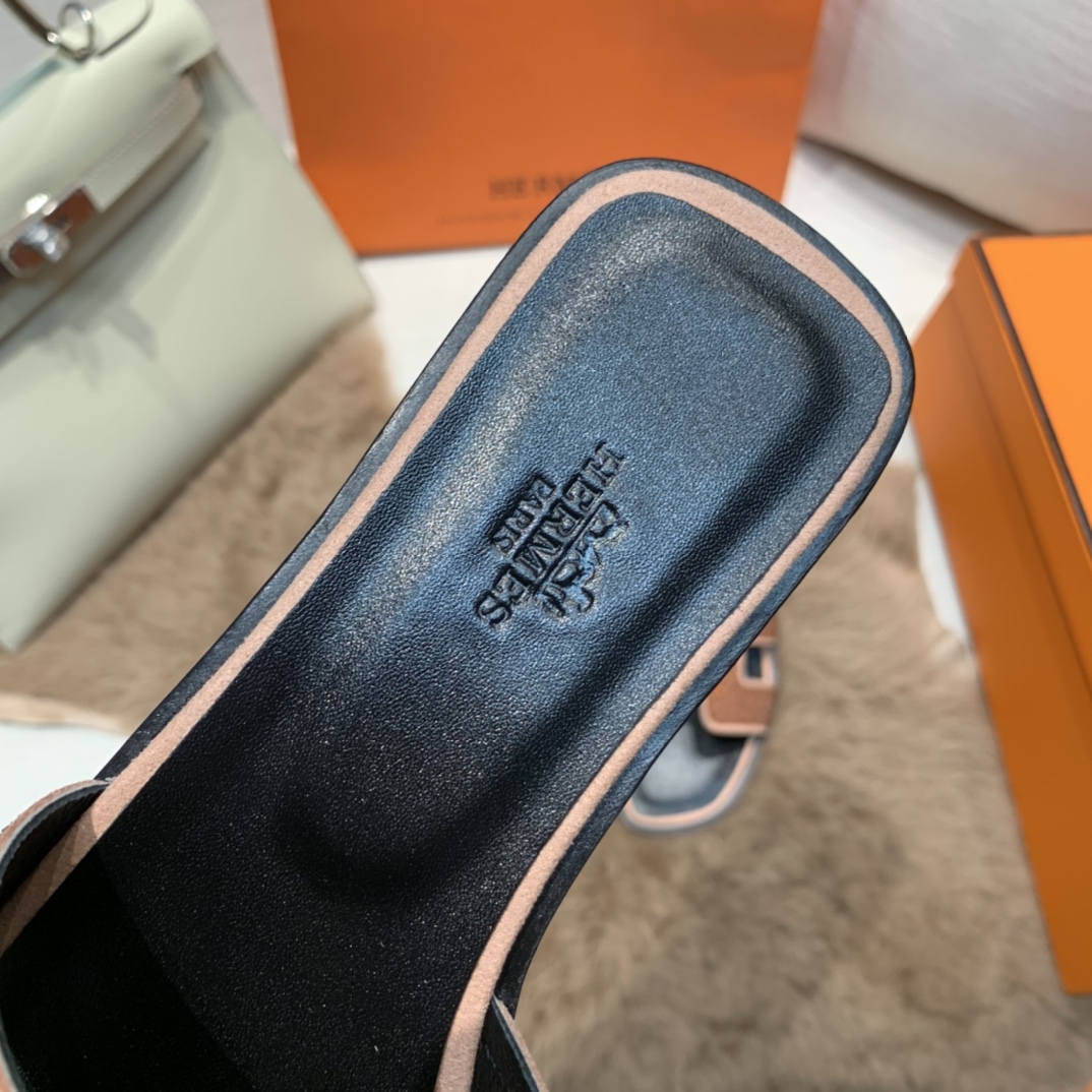 💰320 平底高跟都有☑ H拖2021新色来啦💕
全新改版（Hermès） 包装升级 版型做工材料升级
Hermes®🔴市场最高版本纯手工鞋✨✨          
顶级产品爱马仕拖鞋🐎          
——————————
2021早春新款原版购入， 师傅级纯手工打造 ！❥高端定制，行业最高版本 ❥鞋面：头层牛皮+订制级澳洲羊皮垫脚+真皮大底（追求顶级行走舒适度）🚦注意包装➰顶级专属盒 全套配齐（手提袋 布袋/2 丝巾 卡片等...）
原版品质 size：35-40（34.41.42定做不退换）