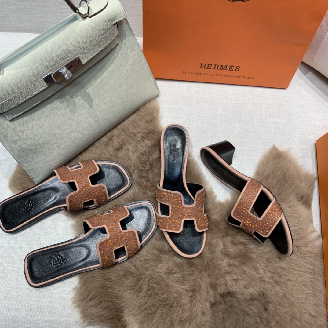 💰320 平底高跟都有☑ H拖2021新色来啦💕
全新改版（Hermès） 包装升级 版型做工材料升级
Hermes®🔴市场最高版本纯手工鞋✨✨          
顶级产品爱马仕拖鞋🐎          
——————————
2021早春新款原版购入， 师傅级纯手工打造 ！❥高端定制，行业最高版本 ❥鞋面：头层牛皮+订制级澳洲羊皮垫脚+真皮大底（追求顶级行走舒适度）🚦注意包装➰顶级专属盒 全套配齐（手提袋 布袋/2 丝巾 卡片等...）
原版品质 size：35-40（34.41.42定做不退换）