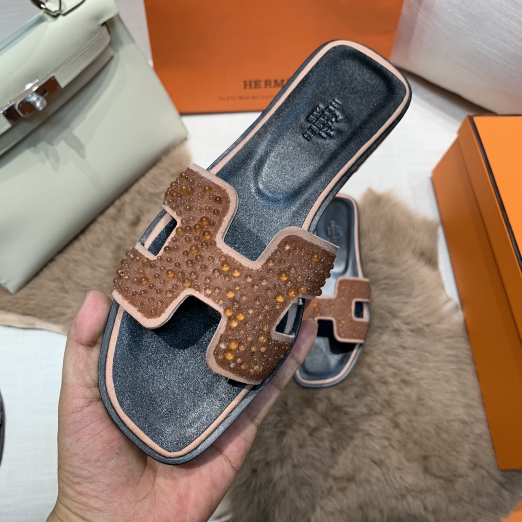 💰320 平底高跟都有☑ H拖2021新色来啦💕
全新改版（Hermès） 包装升级 版型做工材料升级
Hermes®🔴市场最高版本纯手工鞋✨✨          
顶级产品爱马仕拖鞋🐎          
——————————
2021早春新款原版购入， 师傅级纯手工打造 ！❥高端定制，行业最高版本 ❥鞋面：头层牛皮+订制级澳洲羊皮垫脚+真皮大底（追求顶级行走舒适度）🚦注意包装➰顶级专属盒 全套配齐（手提袋 布袋/2 丝巾 卡片等...）
原版品质 size：35-40（34.41.42定做不退换）